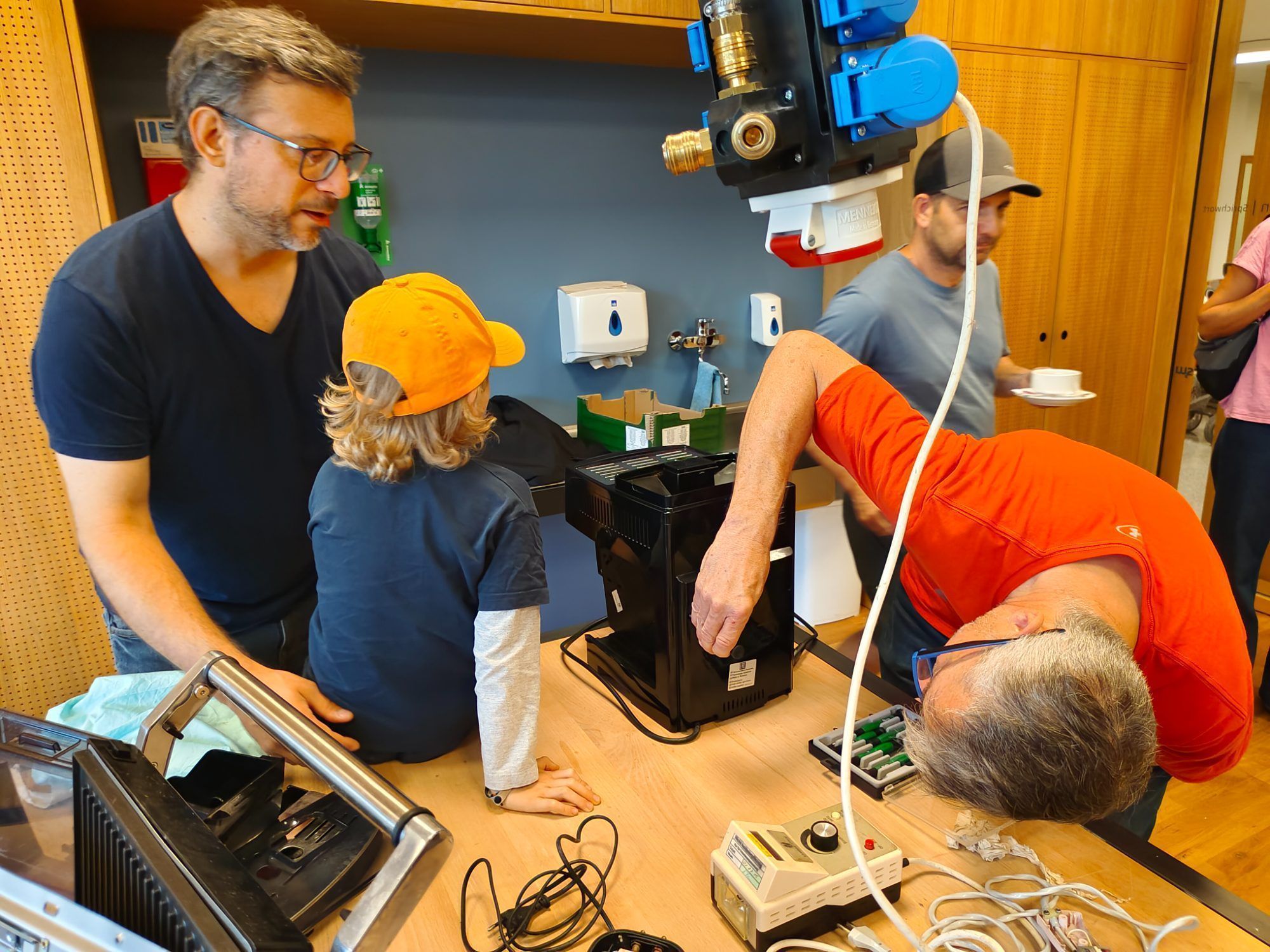 Reparaturen gestartet: Das Repair Café freute sich gleich am ersten Öffnungstag großer Beliebtheit.