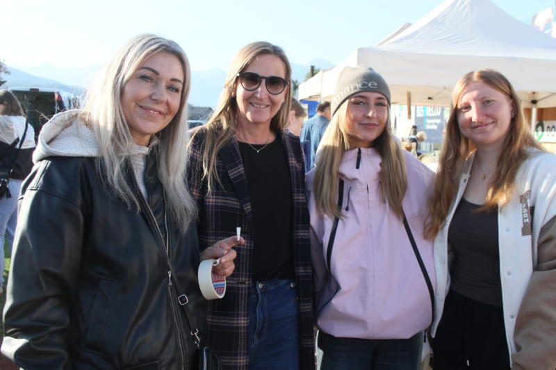 Ivonne, Silvia, Soley und Mariella im Talk über den Flohmarkt in Röthis.