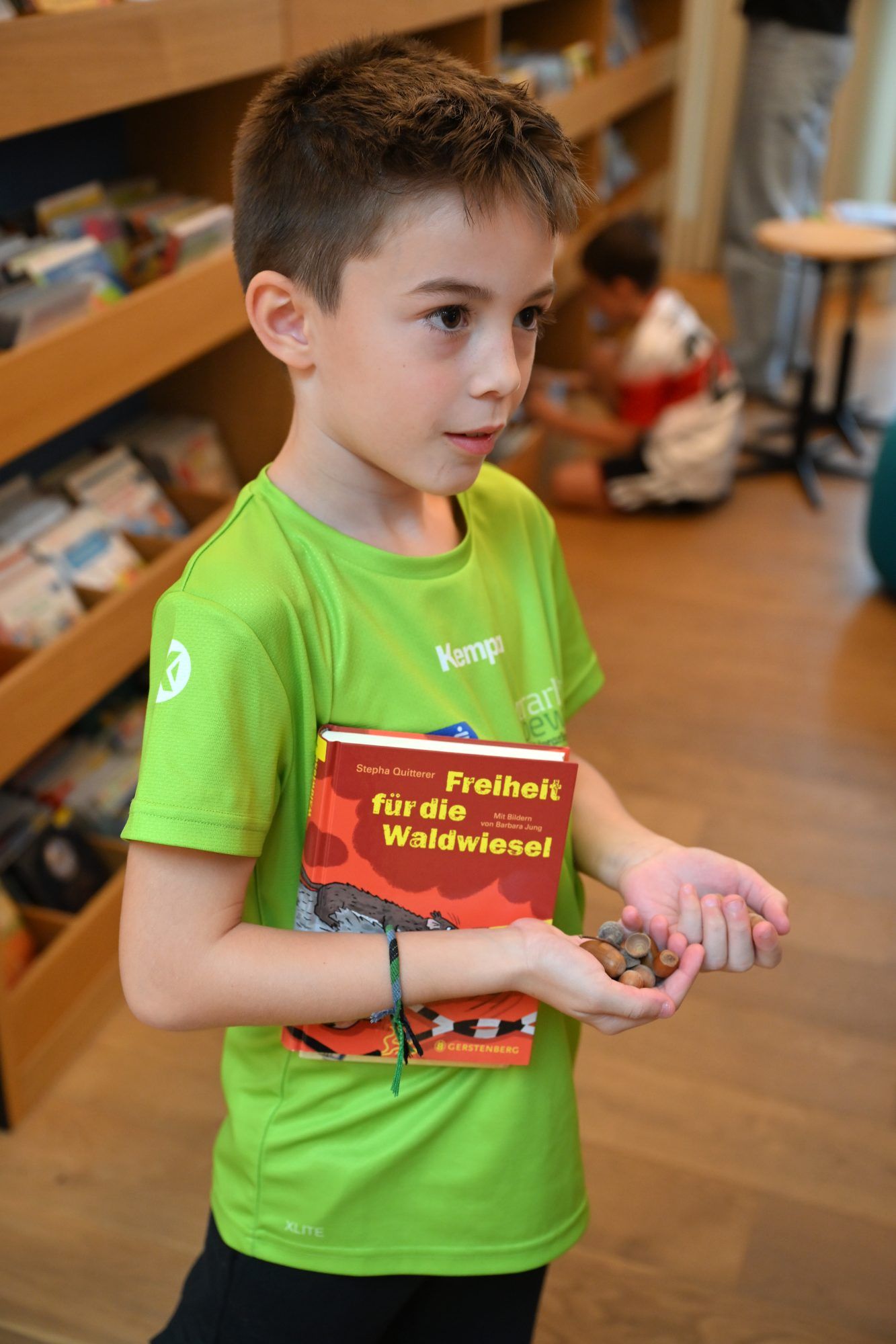 Die Kinder suchten in der Bibliothek nach Büchern und Nüssen.