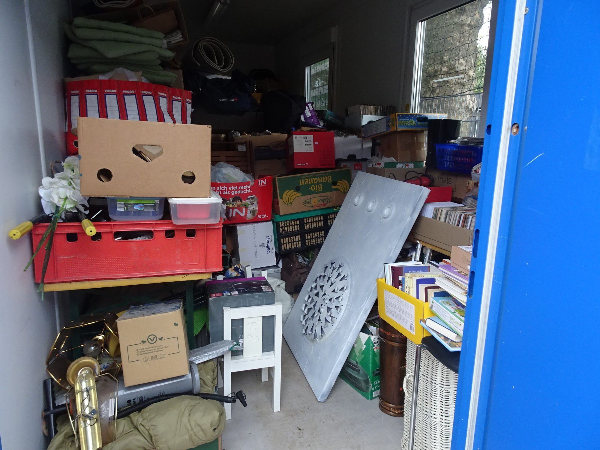 Im Container stapelten sich die Waren am Samstag, bevor sie zum Sortieren gingen. 
