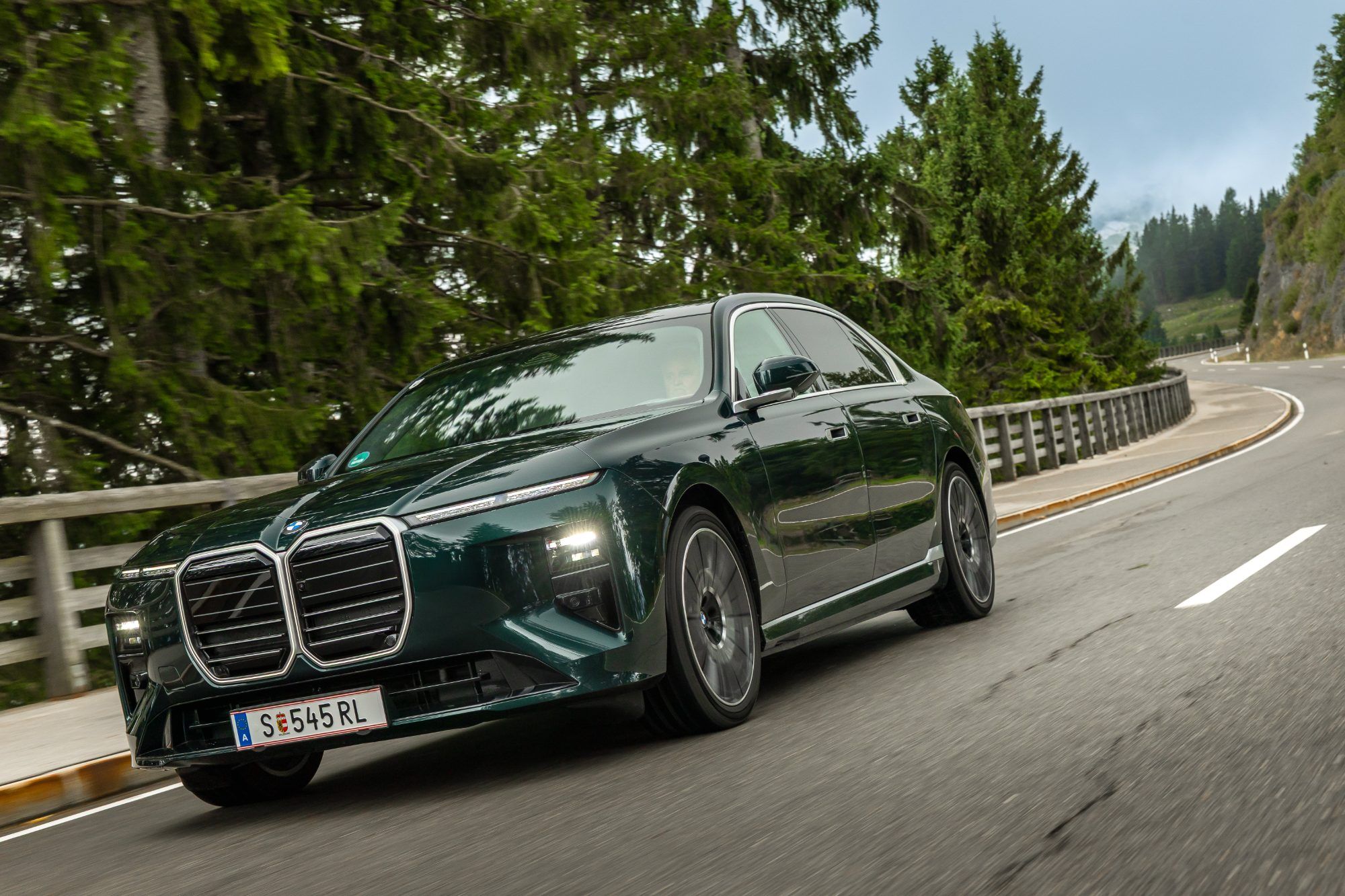 Glatter, aber immer noch mächtig: Der vormals gar präpotente Look der 7ers wurde nun ein wenig ent-schärft, bei den Dynamik und Komfort-Talenten hat BMW tatsächlich noch Reserven gefunden