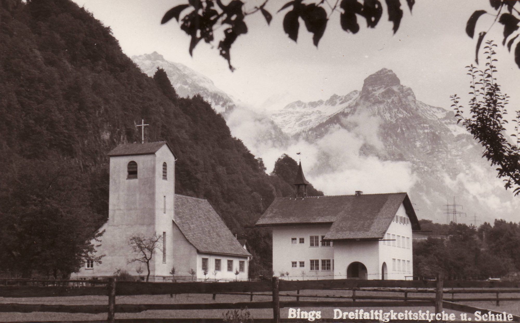 Postkare der neu errichten Kirche in Bings mit dem Schulgebäude