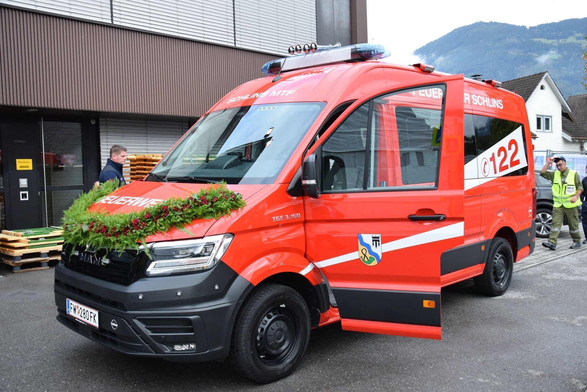 Stolz ist die Ortsfeuerwehr Schlins auf ihr neues Mannschaftstransportfahrzeug (MTF).