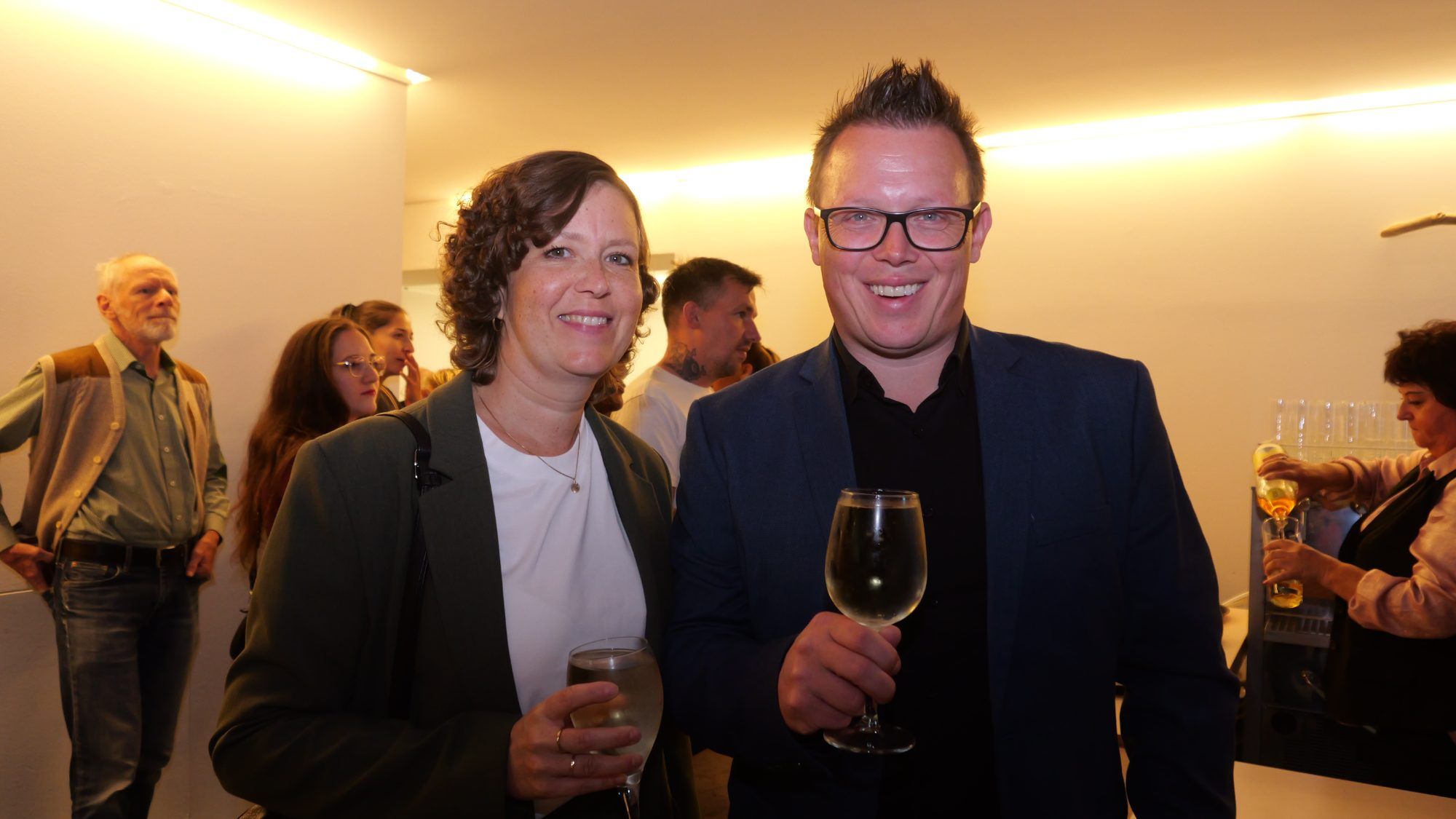Simone Rinner und Simon Lins feierten das Jubiläum der Theatergruppe fröhlich mit.