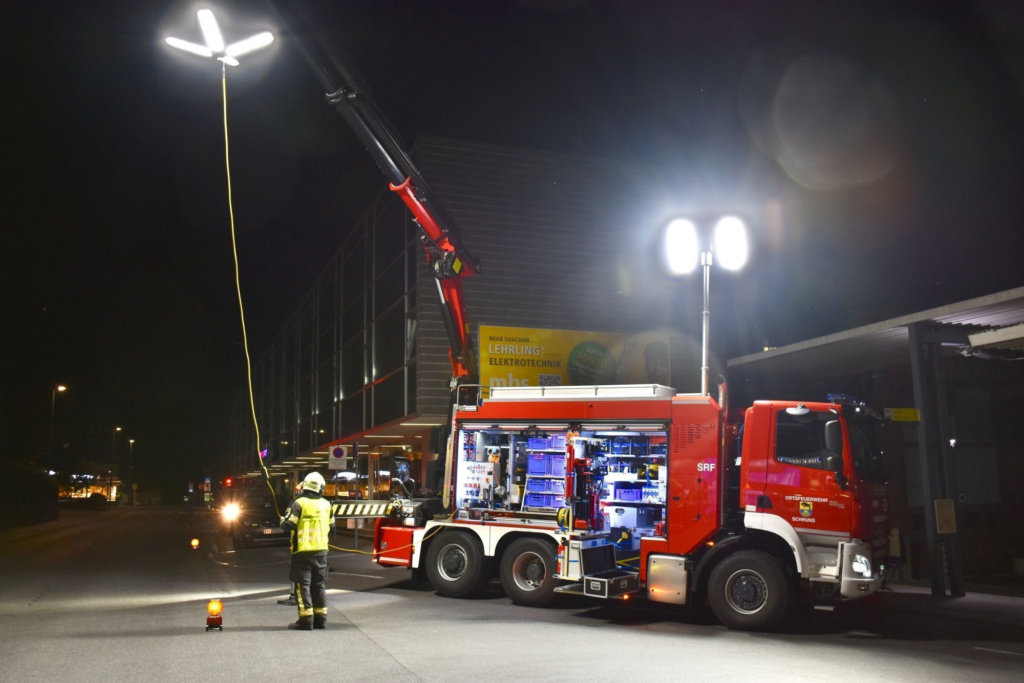 Das Großrüstlöschfahrzeug der Ortsfeuerwehr Schruns, hier in der Schrunser Bahnhofstraße.