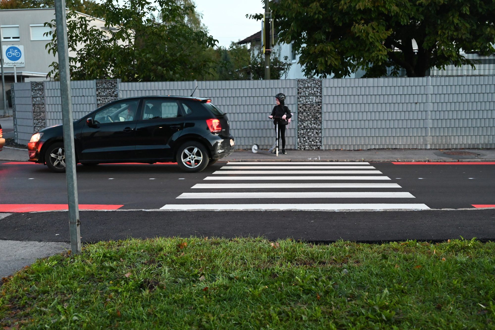 Rote Bodenmarkierungen bei den Zebrastreifen in der Zellgasse machen auf den Schutzweg aufmerksam.