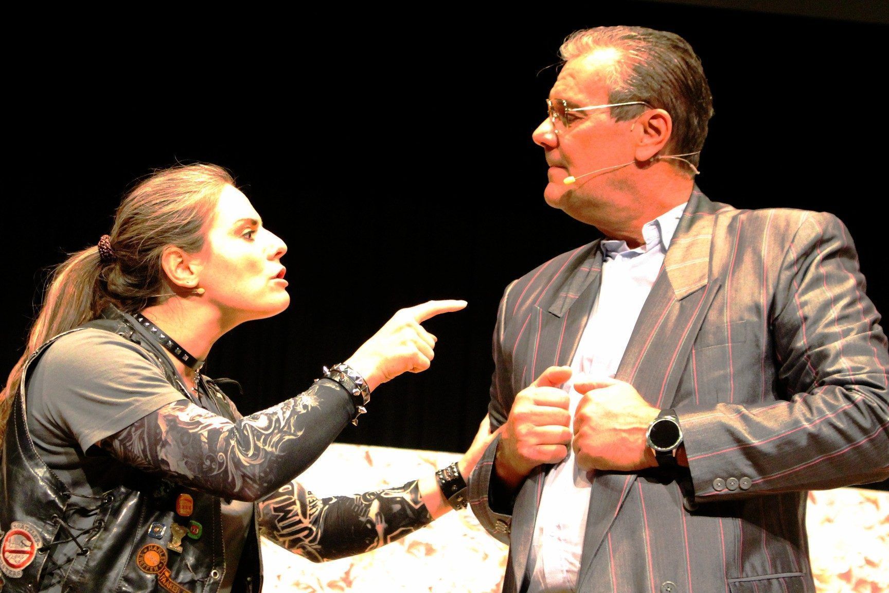 Wenn Gauner miteinander Geschäfte machen, geraten sie sich schon mal in die Haare: Jacky (Sarah Ritter) legt sich mit Ottfried Spitz (Eric Widerin) an.