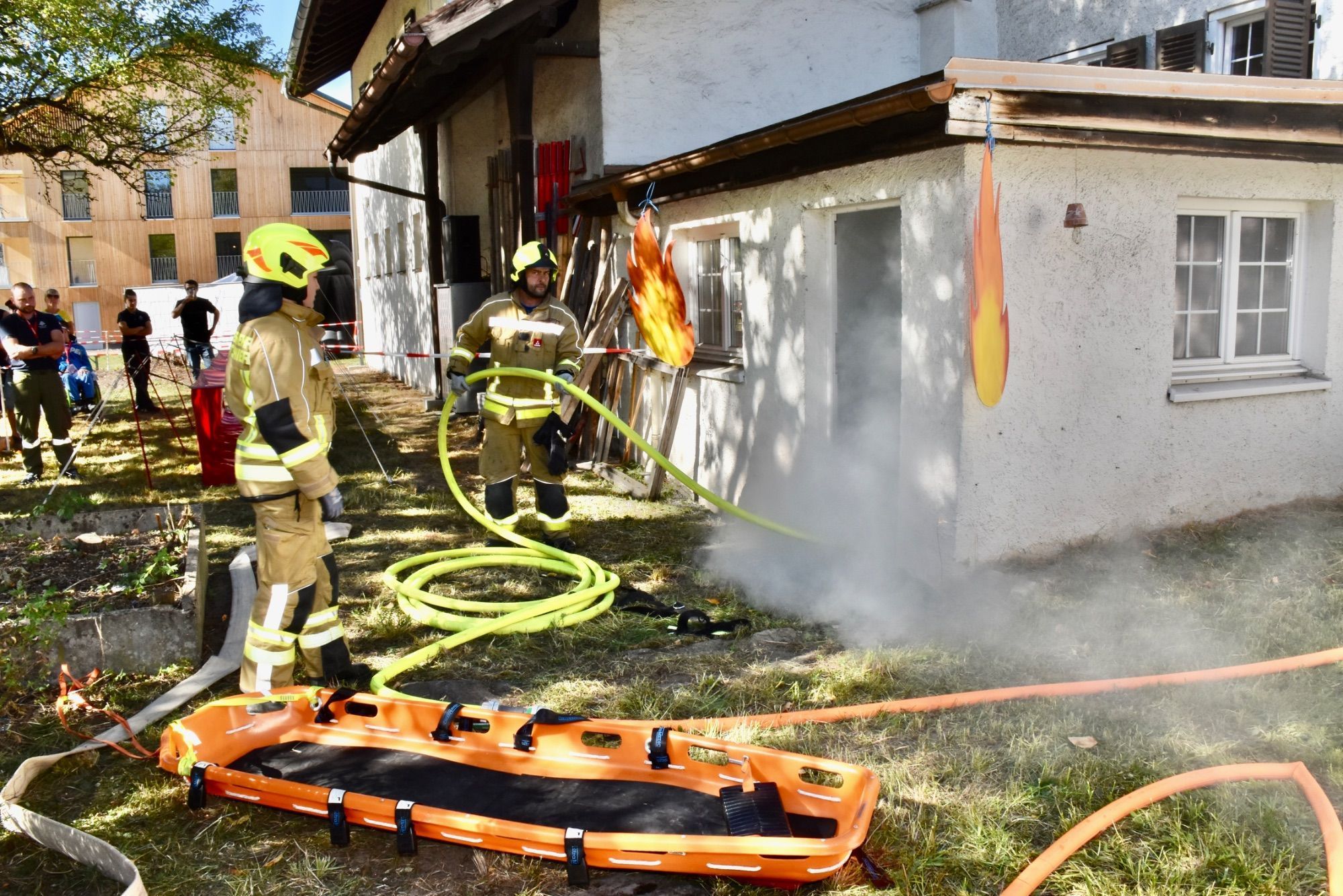 Vorführungen der Feuerwehr, Feuerwehr-Minigolf-Parcours und Blick ins Feuerwehrhaus Gantschier.