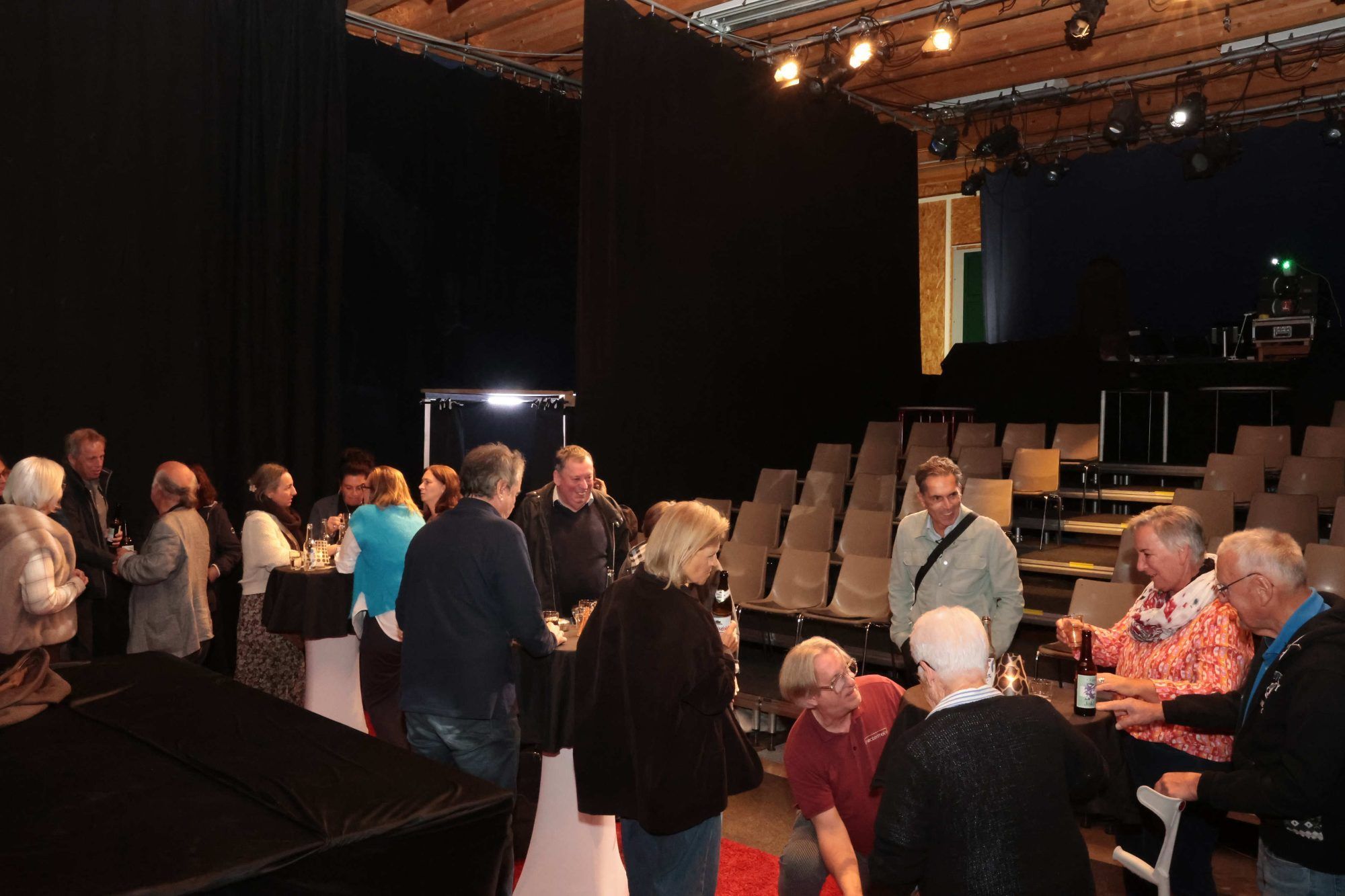 Nach der Premiere feierte ein Teil der Besucher:innen zusammen mit Harm und den Webers.