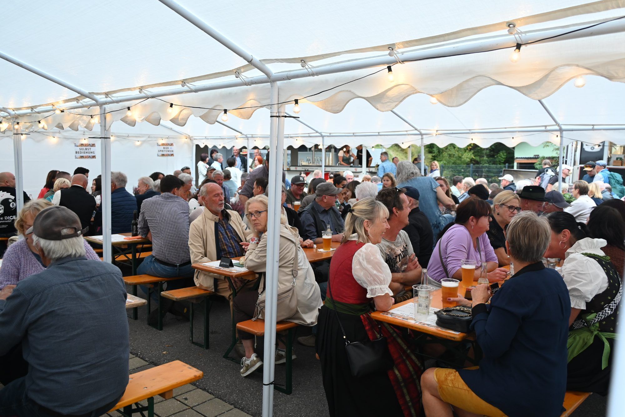 Volles Zelt beim Oktoberfest in Wald a. A.