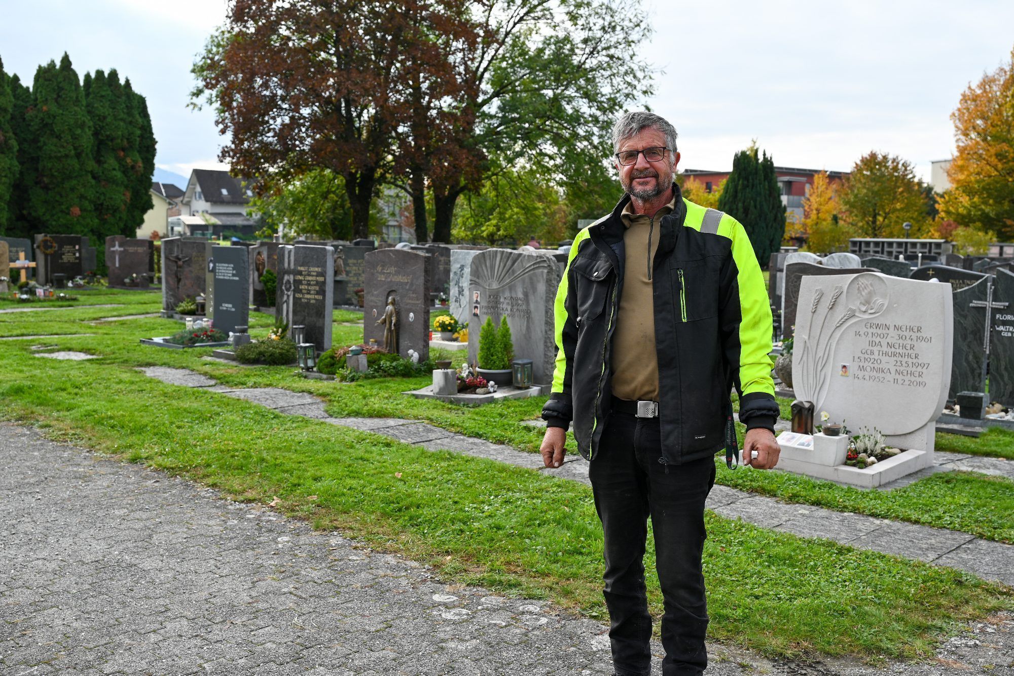 Friedhofswärter Heinz Hämmerle erwies einem Verstorbenen ohne Angehörigen die letzte Ehre und wohnte der Bestattung bei.