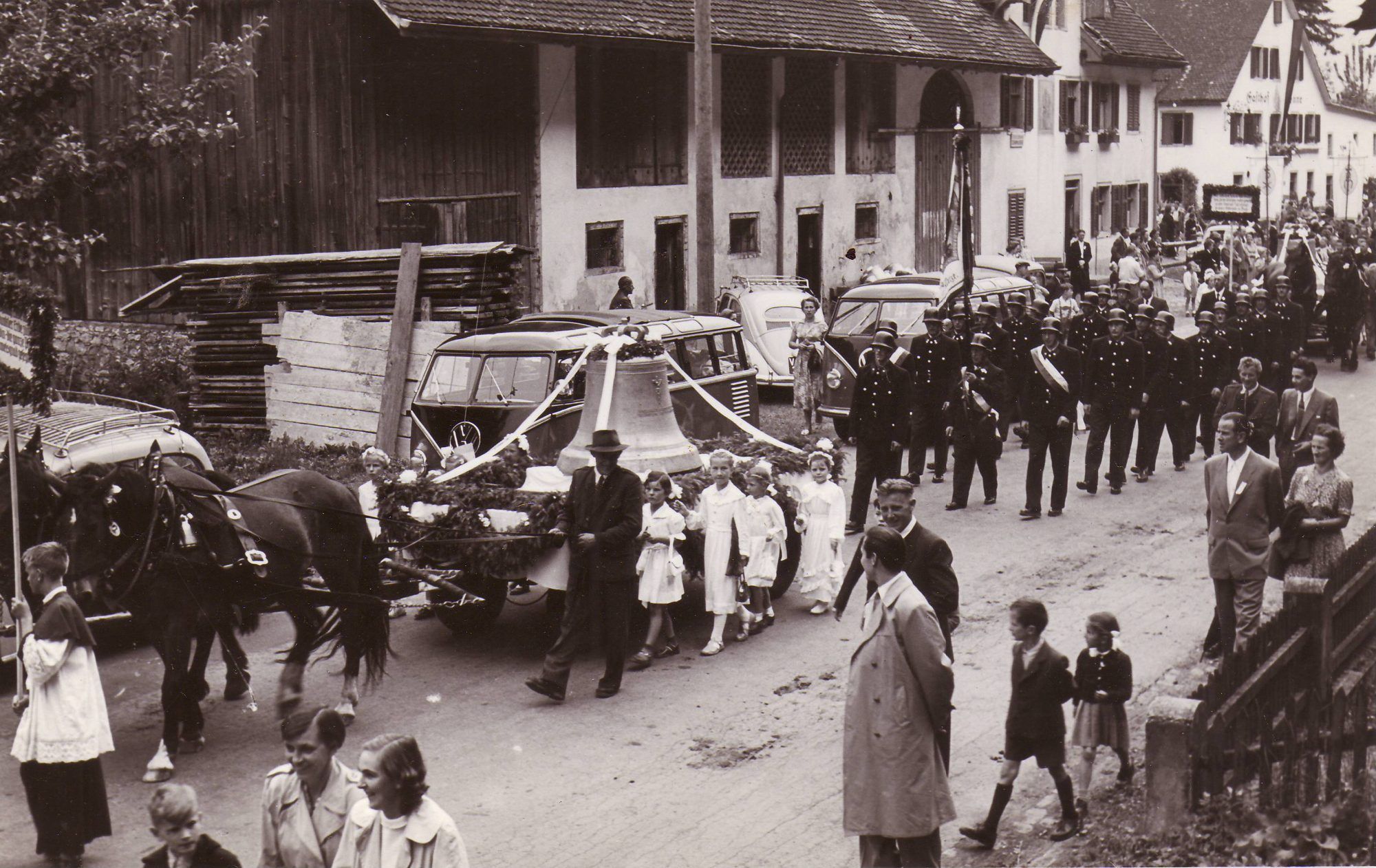 Transport der Glocken zur neuen Kirche