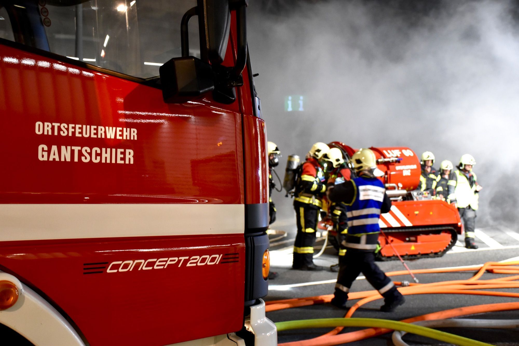 Mindestens 110 Einsatzkräfte von sieben verschiedenen Feuerwehren standen bei der großen Feuerwehrübung bei und in der Tiefgarage am Schrunser Bahnhof im Einsatz. Löschunterstützungsfahrzeuge, kurz LUF, stellten die Feuerwehr Braz und die Feuerwehr Illwerke zur Verfügung. Den Nebel machte die Feuerwehr Zwischenwasser.