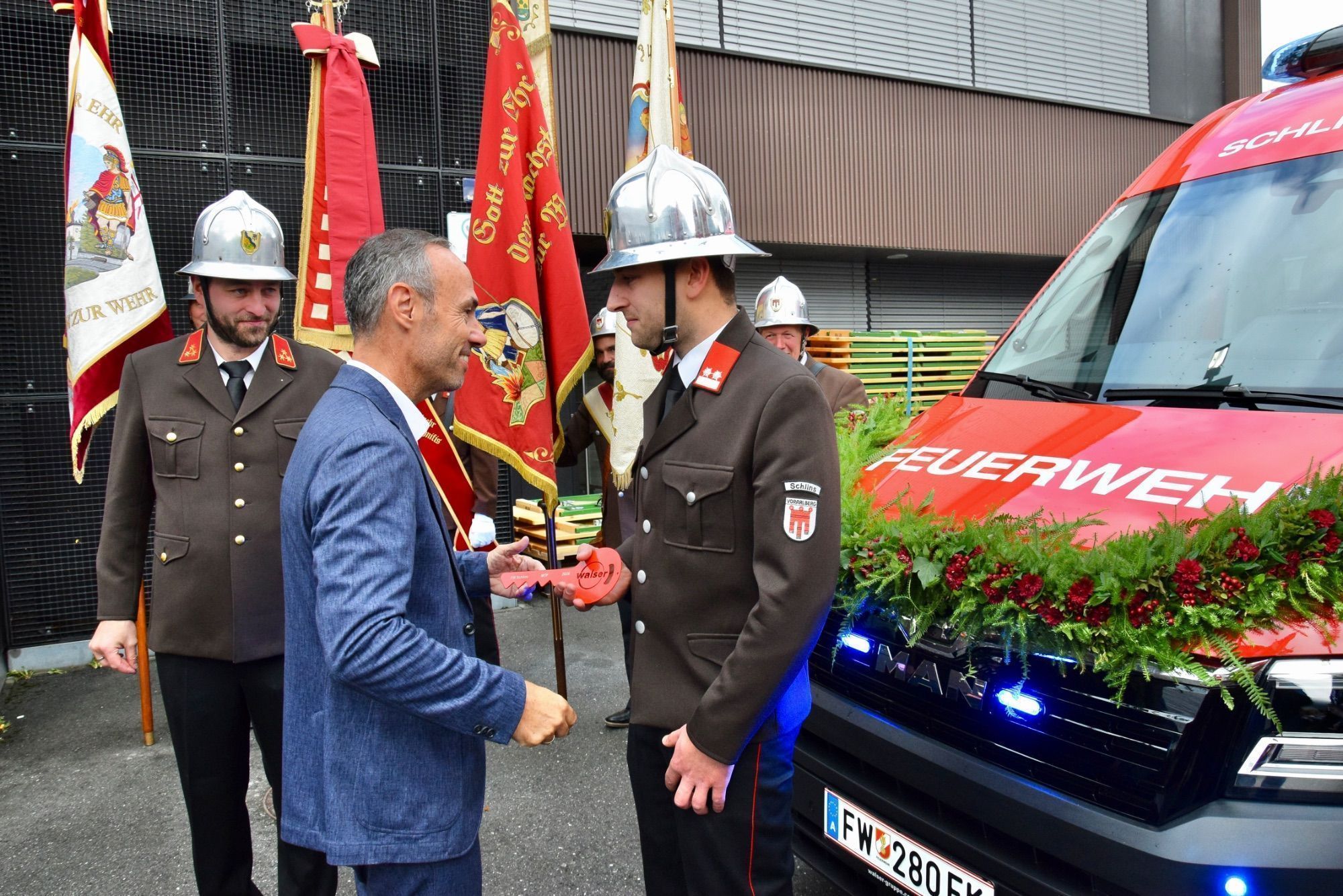Der Schlinser Bürgermeister Wolfgang Lässer gratuliert der Feuerwehr.