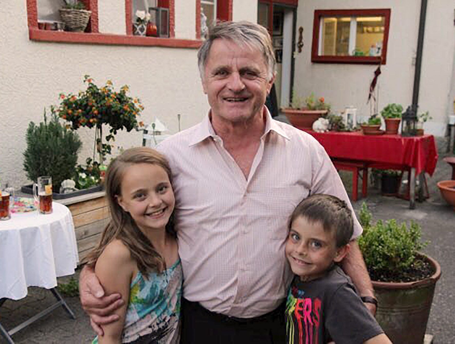 Der stolze Opa mit seinen Enkeln Anna Lena und Luca.