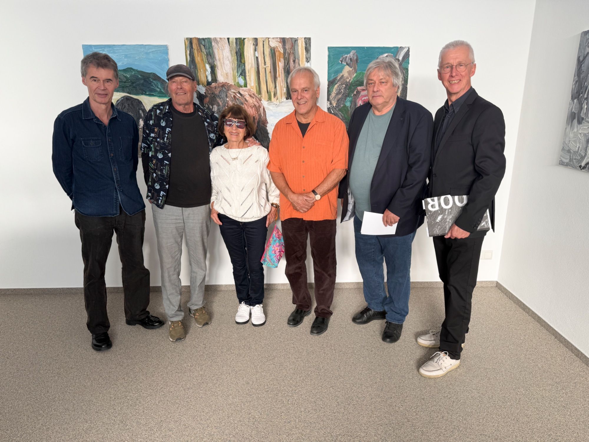 Albrecht Zauner, Gernot und Rosmarie Riedmann, Markus Grabher, Karl Heinz Pichler und Erhard Witzel stellen die Exponate zur Würdigung des Künstlers Thomas Hoor zur Verfügung