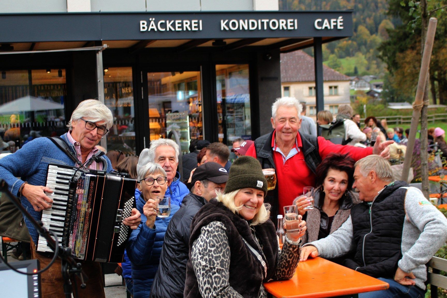 Wunschkonzert mit Melodien aus einem ganzen Jahrhundert: Onkel Thomas ließ im Künz-Gastgarten keine Wünsche offen.