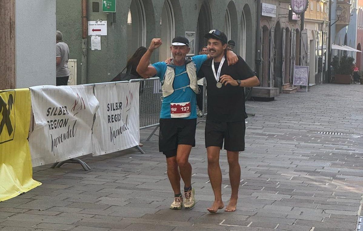 Vater Klaus Unterkircher mit Sohn Noah beim Zieleinlauf im Marathon Trail in Schwaz. Privat