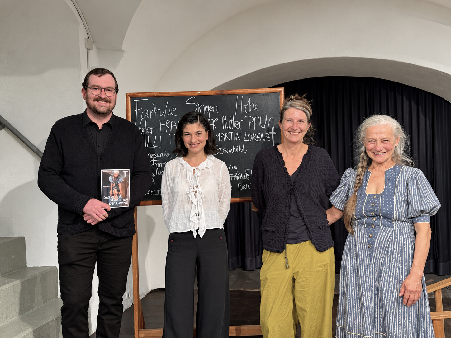 Regisseur Michael S. Wilhelmer und Autorin Daniela Egger mit den Schauspielerinnen Isabella Campestrini und Elke Riedmann bei der Premiere.