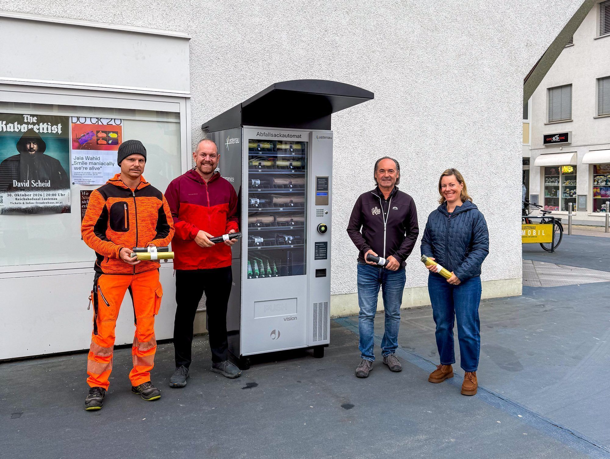 Der Bauhof bestückt den Automaten. Simon Vetter (2. v. l.) freut sich mit Günter Bösch und Bettina Epple aus der Umweltabteilung über diese Neuerung.