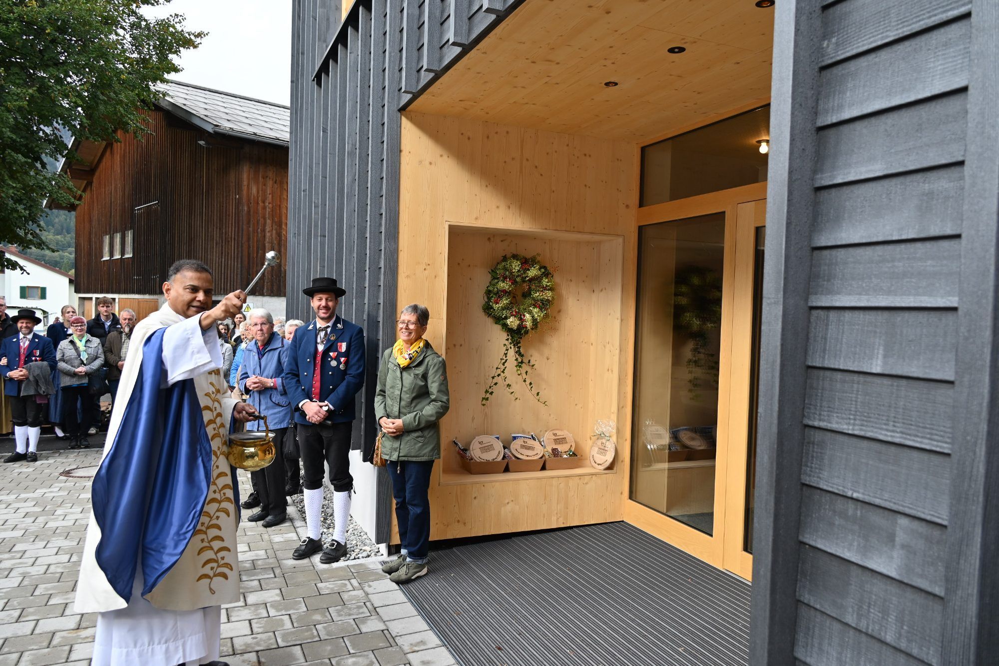 Pfarrer Jose Chelangara segnete das neue Haus