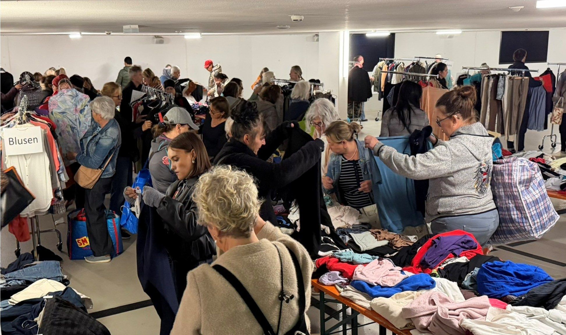 Die Hoteltiefgarage verwandelte sich für einen Vormittag wieder zur Gebrauchtkleiderboutique.