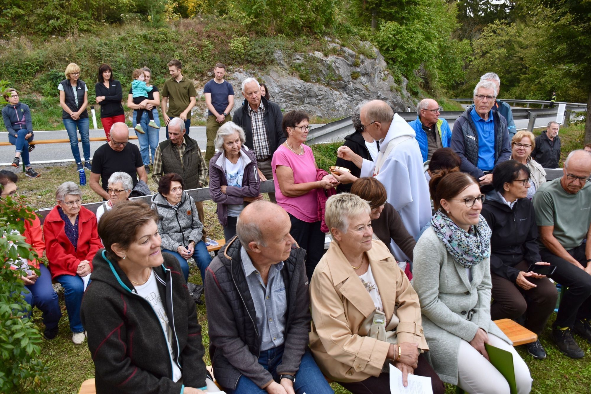 Kommunionspendung bei der Sonntagsmesse mit Einweihung der Stutzkapelle.