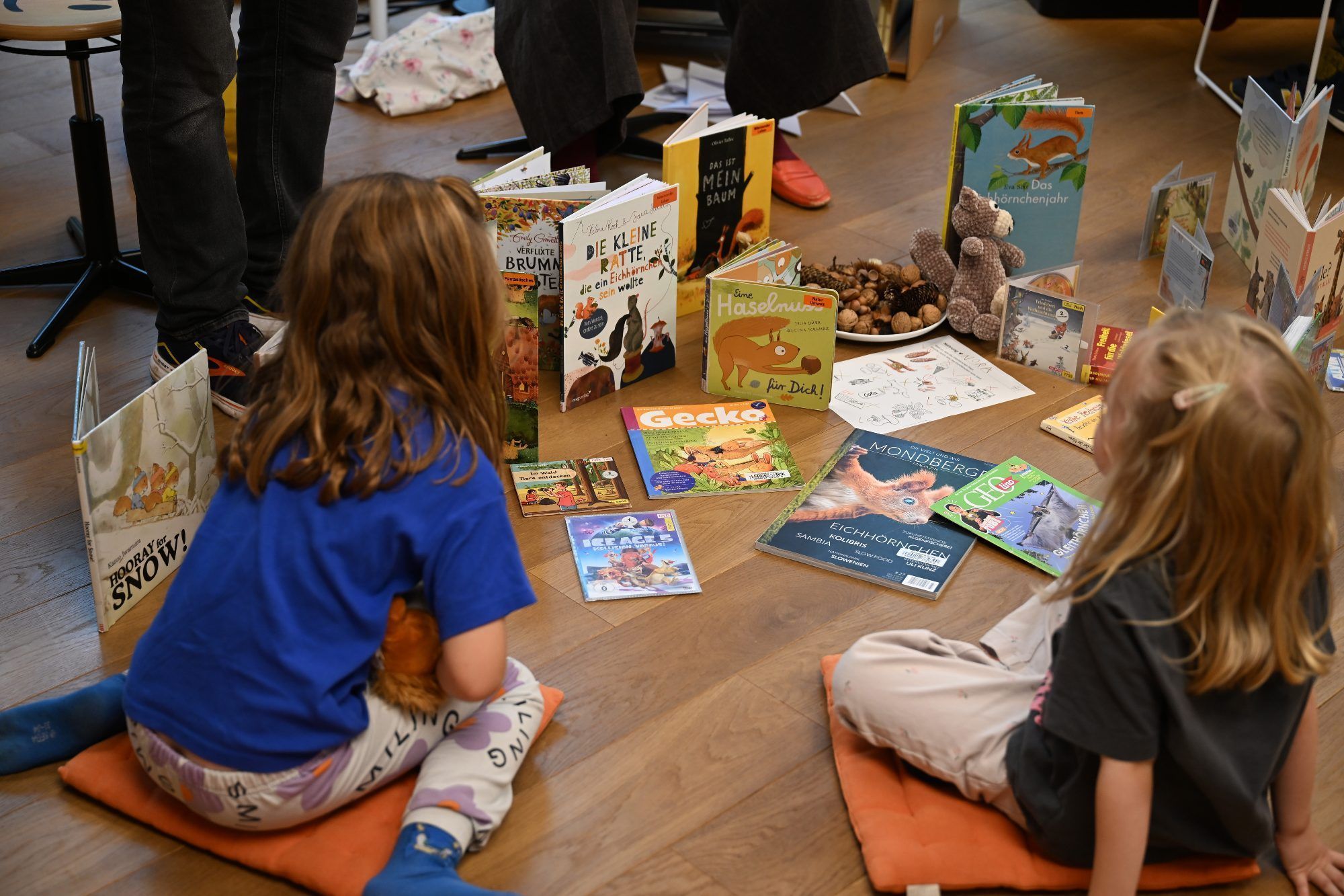 Die Kinder hatten viele Bücher und Medien zum Thema Eichhörnchen gefunden.