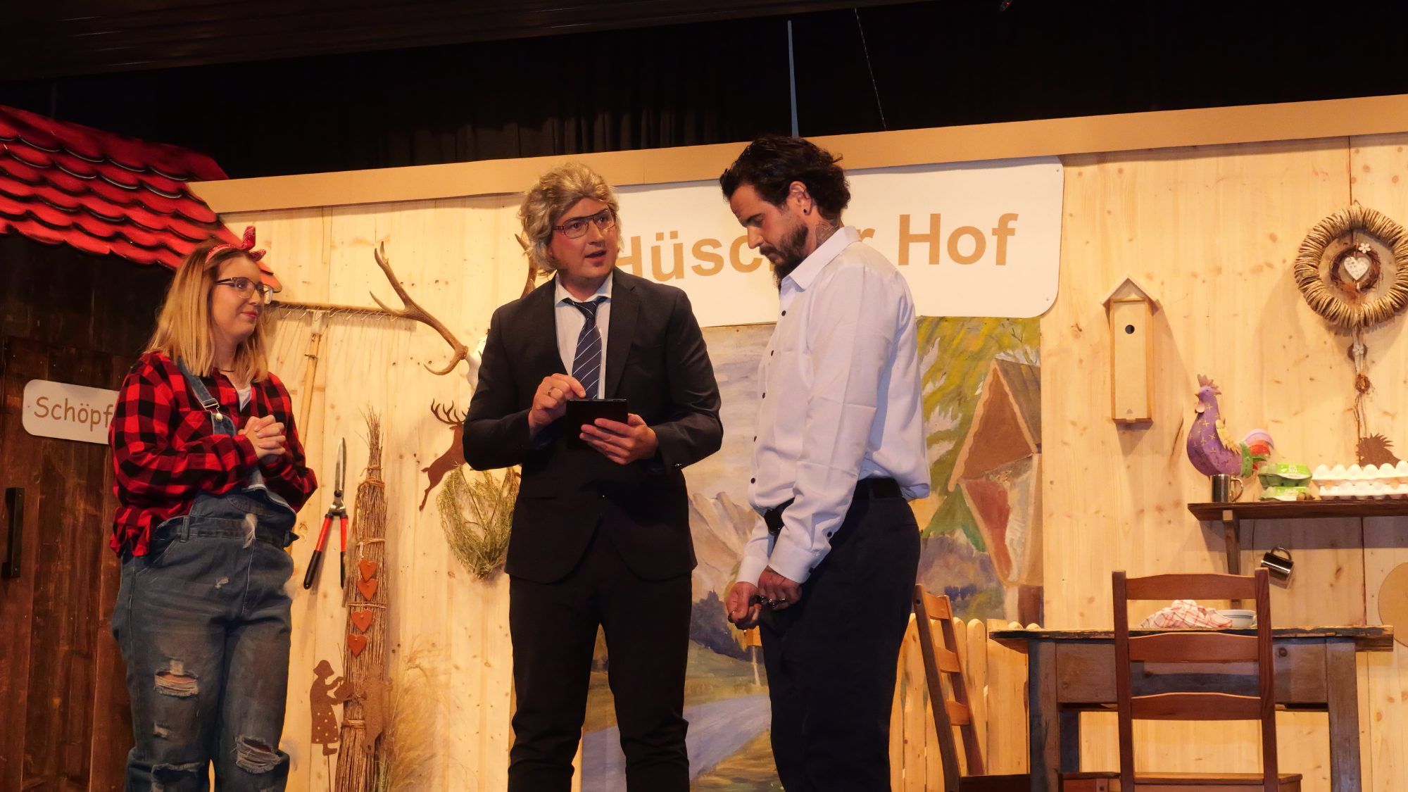 Marcel Rauch (rechts) schwankt zwischen der Unzulänglichkeit der KI und echten Gefühlen.
