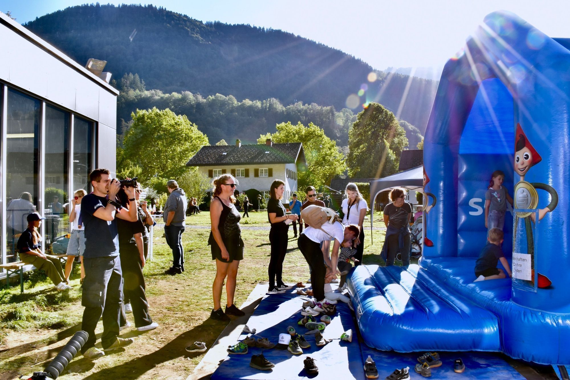 Vorführungen der Feuerwehr, Feuerwehr-Minigolf-Parcours und Blick ins Feuerwehrhaus Gantschier.