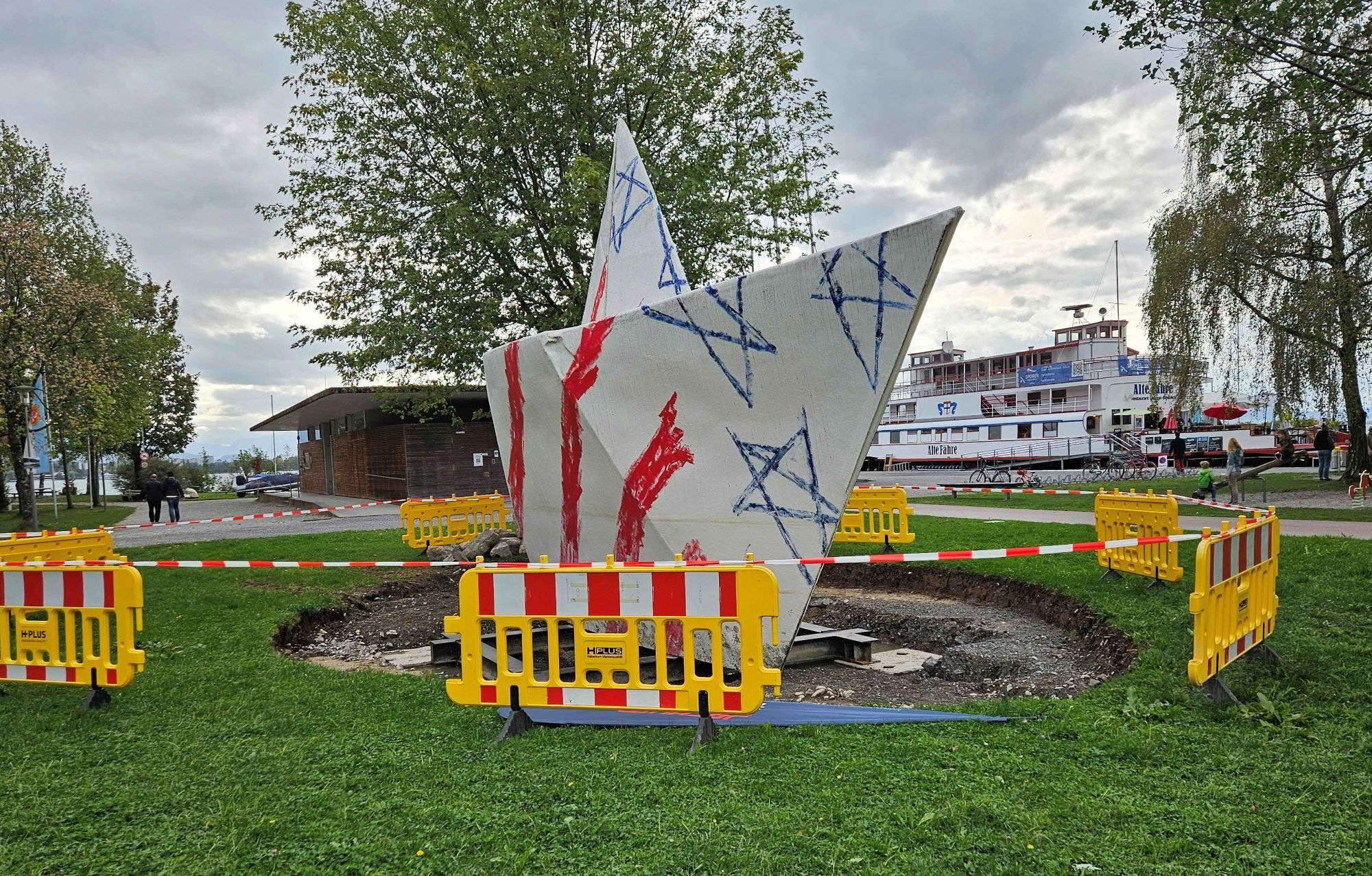 Das „Papierboot aus Stahl“ aus der Madame Butterfly-Kulisse der Bregenzer Festspiele 2023 fand am Hafen Lochau seinen letzten Liegeplatz.