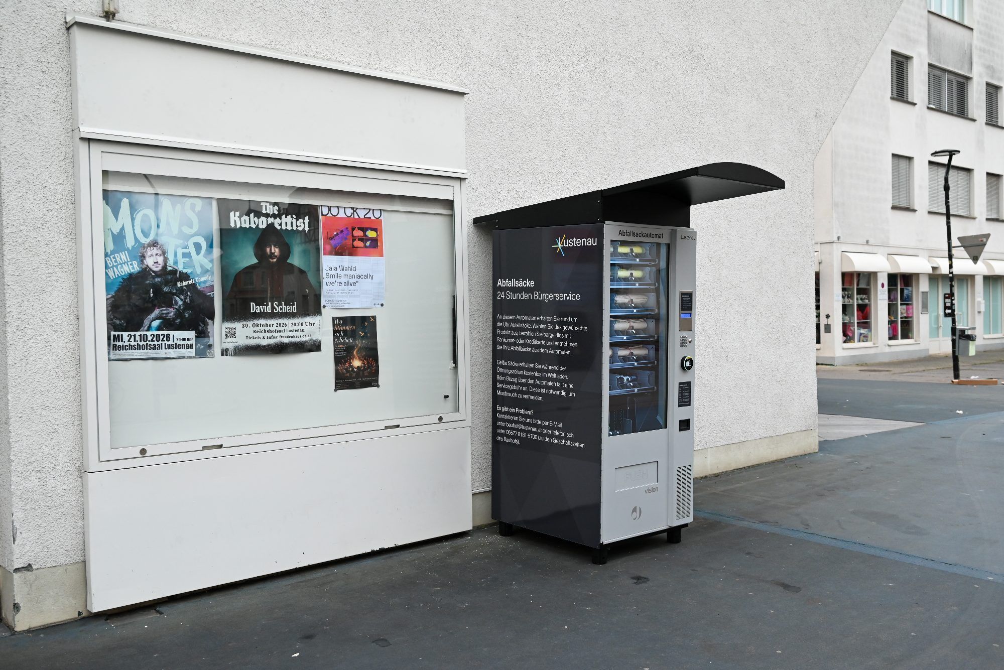 Vor dem Reichshofsaal ist der neue Müllsackautomat zu finden.
