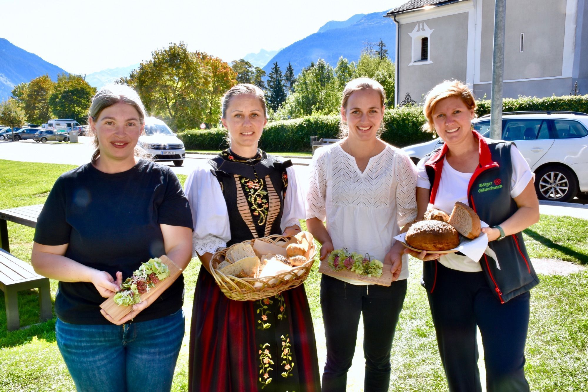 Denise Brugger, Esther Bitschnau, Theresa Ganahl und Karin Hartmann-Mathies bei der Agape.