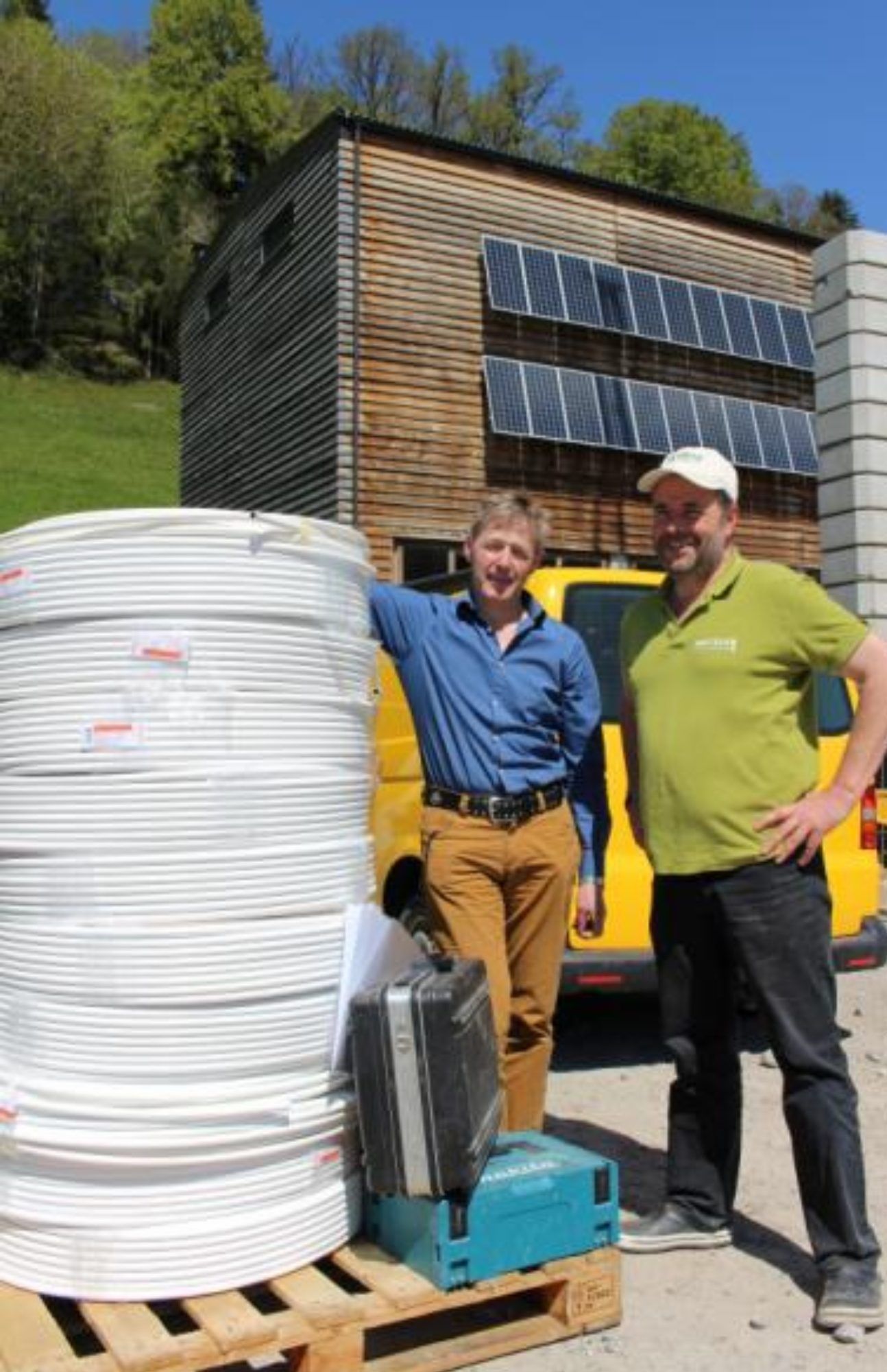 Konventionelle Wärmespeicher beanspruchen viel Platz – Gebhard Keckeis und Ingo Metzler nützen vorhandene Bausubstanz (Beton der Bodenplatte und dazu noch eine Schottersschicht) als Speicher, indem Tausende Laufmeter Kupferrohre in diese eingelassen wurden.