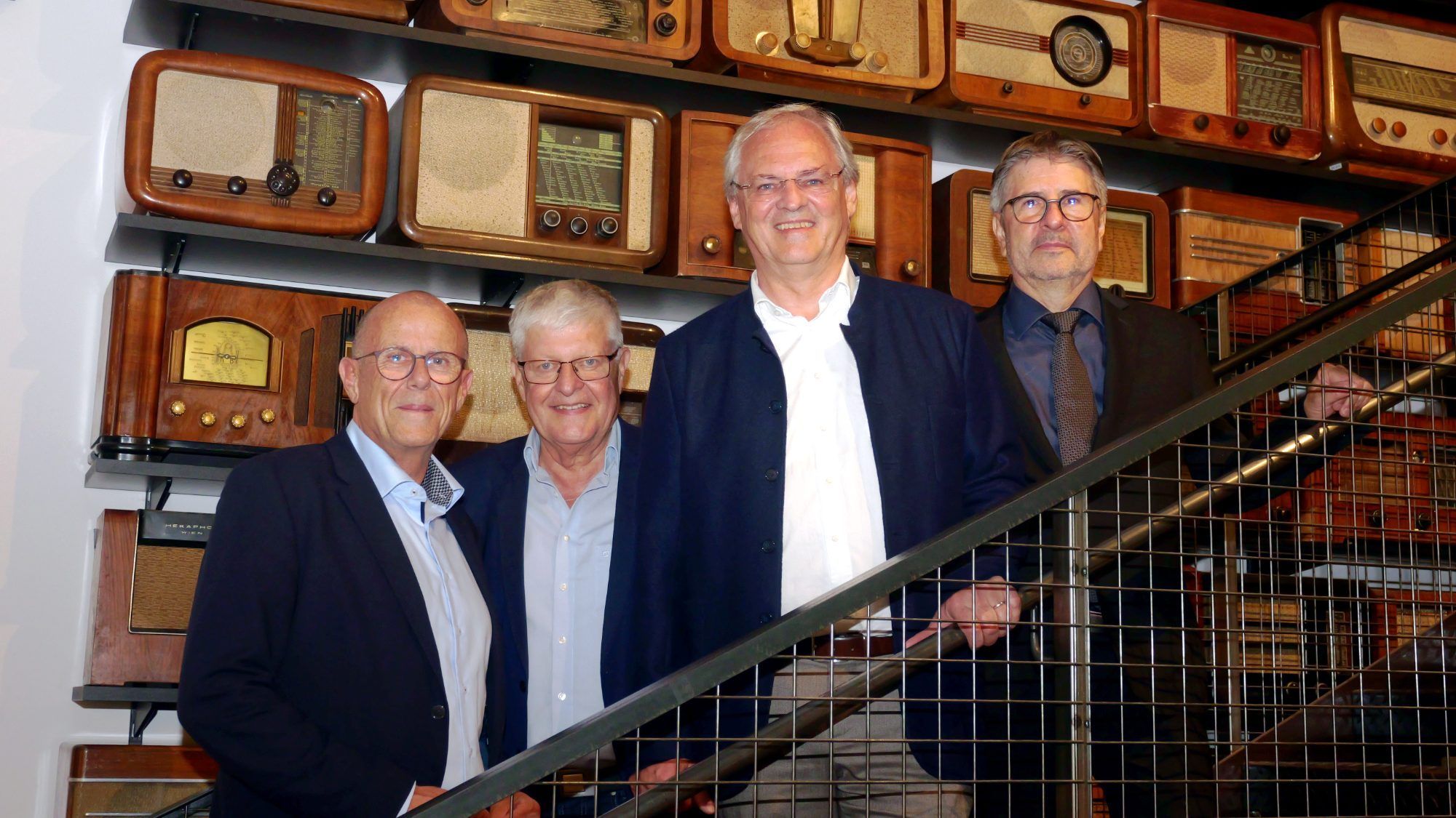 Gemeinsam für die Museumswelt: Bürgermeister Walter Gohm, Museumswelt-Präsident Manfred Morscher, Landtagspräsident Harald Sonderegger und Künstler Martin Caldonazzi bei der Eröffnung des Elektromuseums 2.0 und der Ausstellung „Spectrum“.