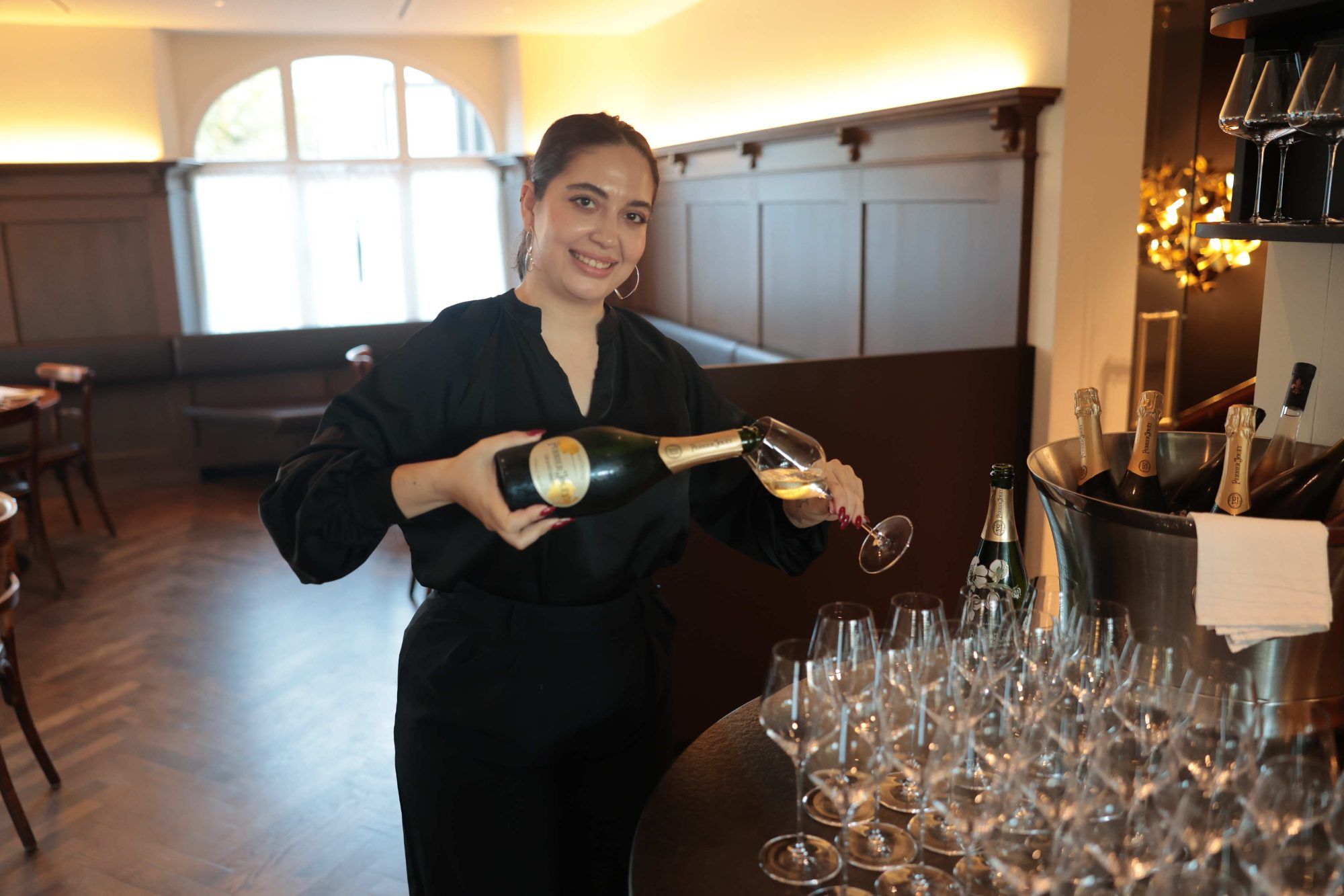 Talita Garisto schenkt Champagner ein.
