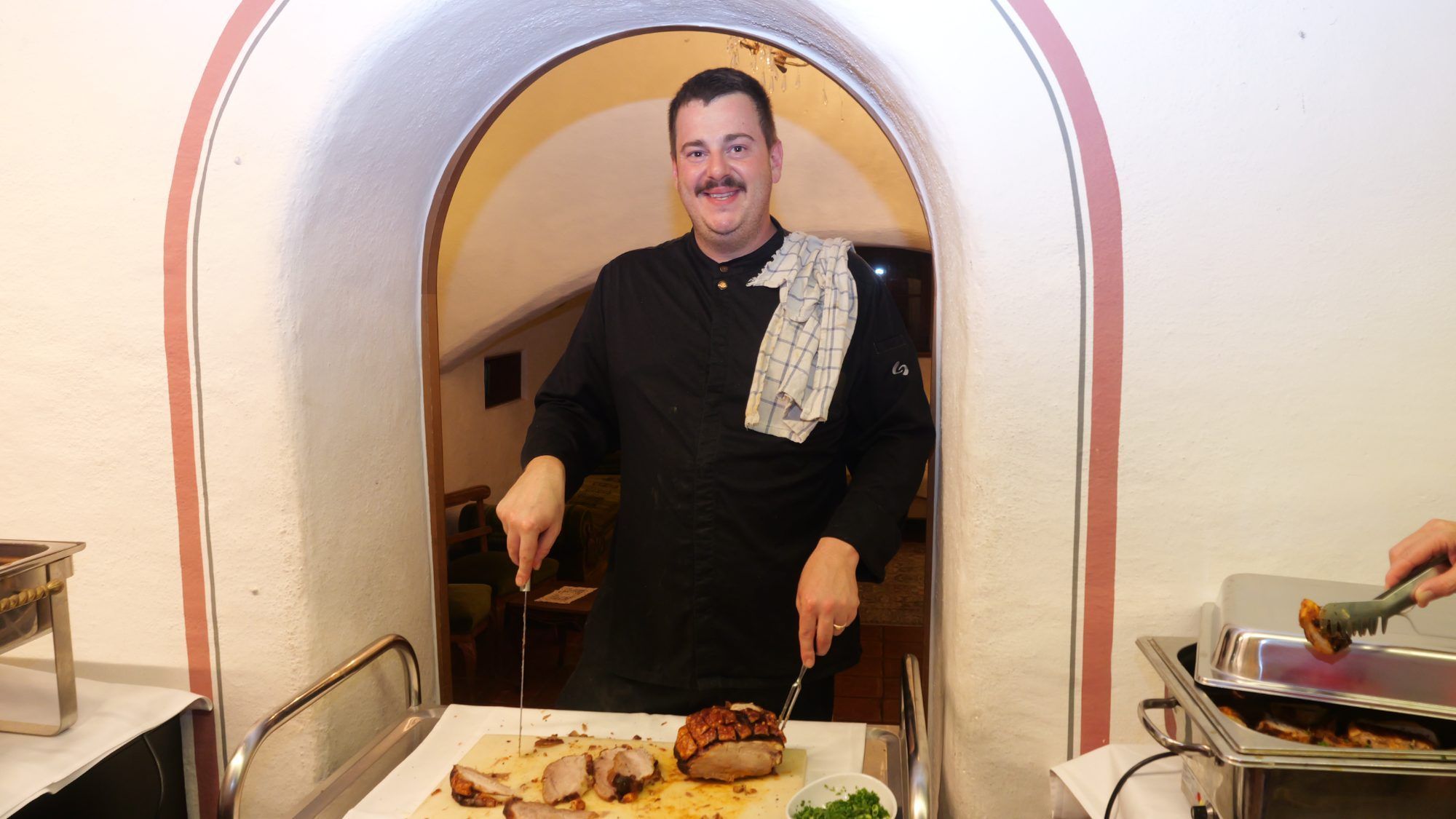 Kulinarik mit Herz: Der Schweinsbraten lockte am Buffet mit seiner köstlichen Kruste.
