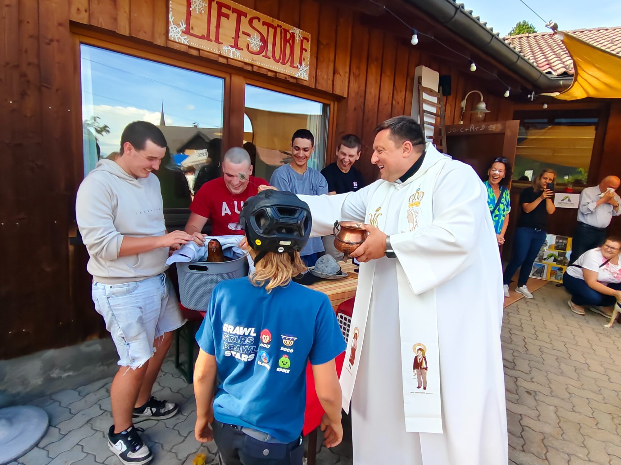 Pfarrmoderator Johannes Kolasa erteilte auch mitgebrachten Hühnern göttlichen Segen und Schutz.
