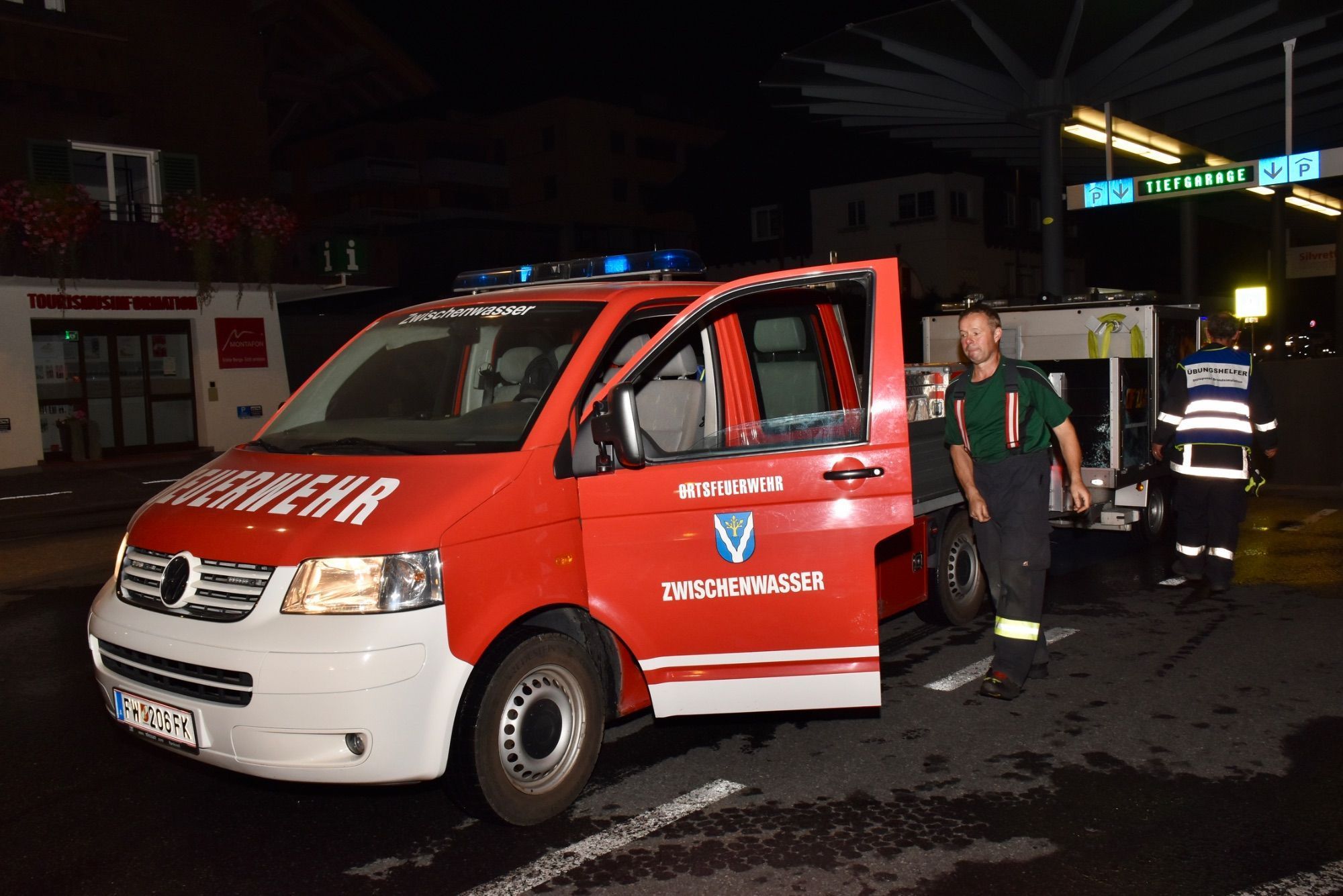 Mindestens 110 Einsatzkräfte von sieben verschiedenen Feuerwehren standen bei der großen Feuerwehrübung bei und in der Tiefgarage am Schrunser Bahnhof im Einsatz. Löschunterstützungsfahrzeuge, kurz LUF, stellten die Feuerwehr Braz und die Feuerwehr Illwerke zur Verfügung. Den Nebel machte die Feuerwehr Zwischenwasser.