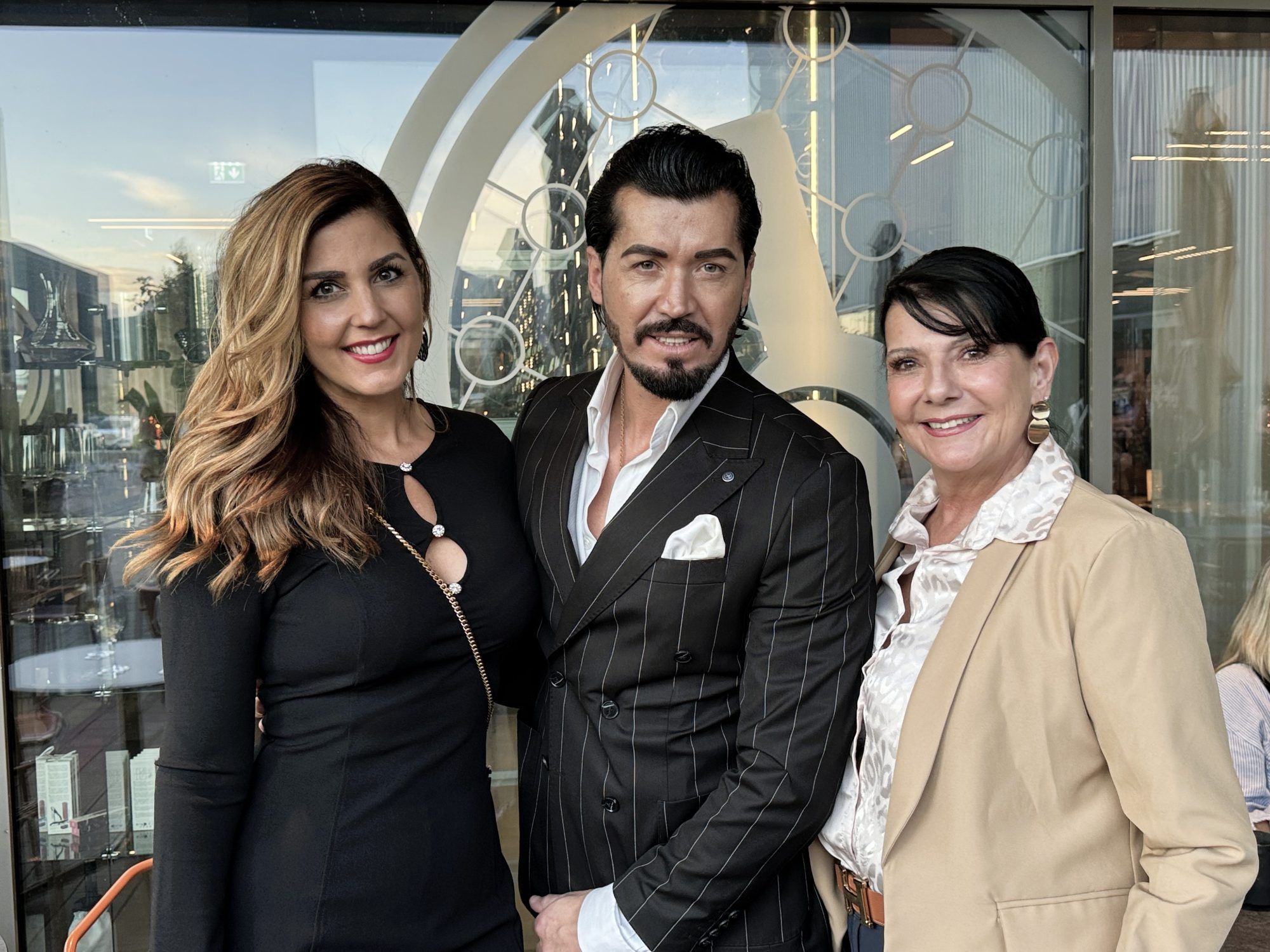 Sarah und Apo Atalay (Schneide Raum) mit Karin Barbisch.