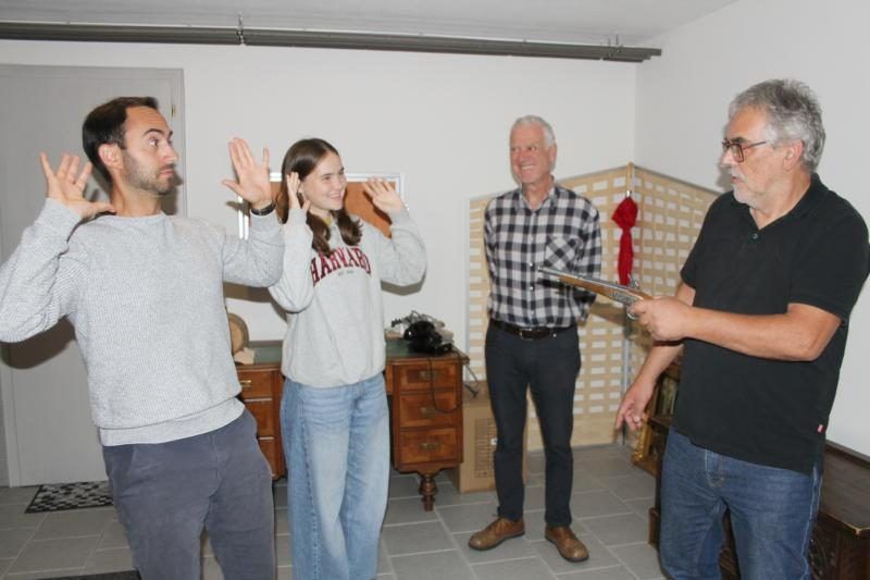 Franz Breuss (r.) mit Robert Domig, Arno Walser und Laura Hehle spielen das Stück Bares, Rares- und weg war es.