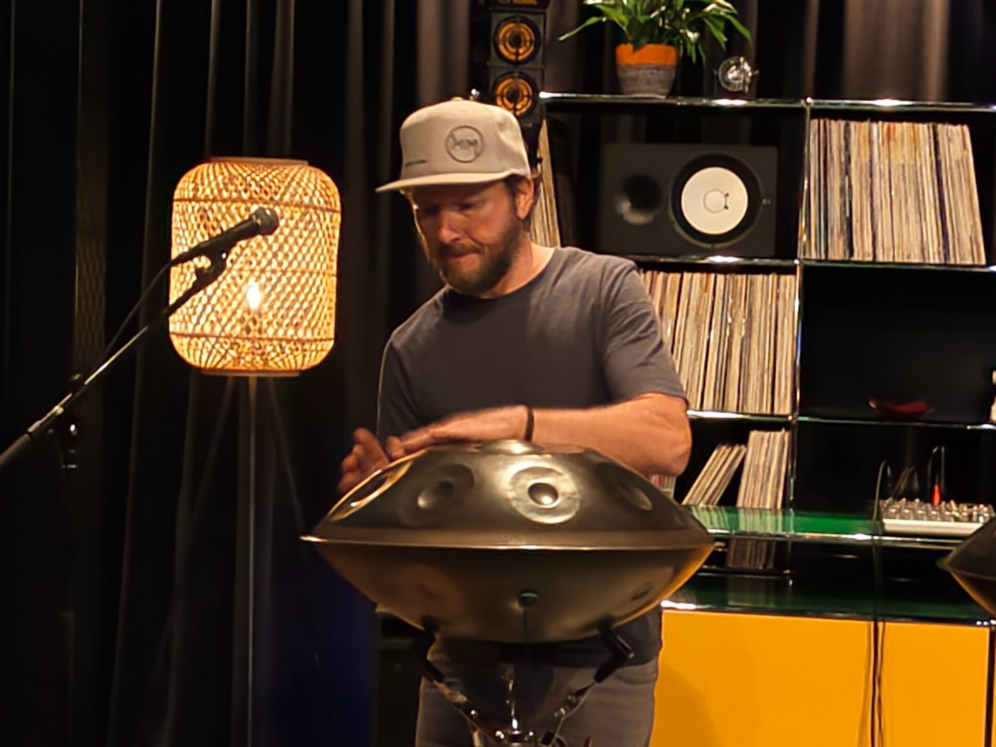 Mathias Meusburger zeigte in der Jahnhalle, wie facettenreich ein musikalischer Abend beim Rundklang sein kann.