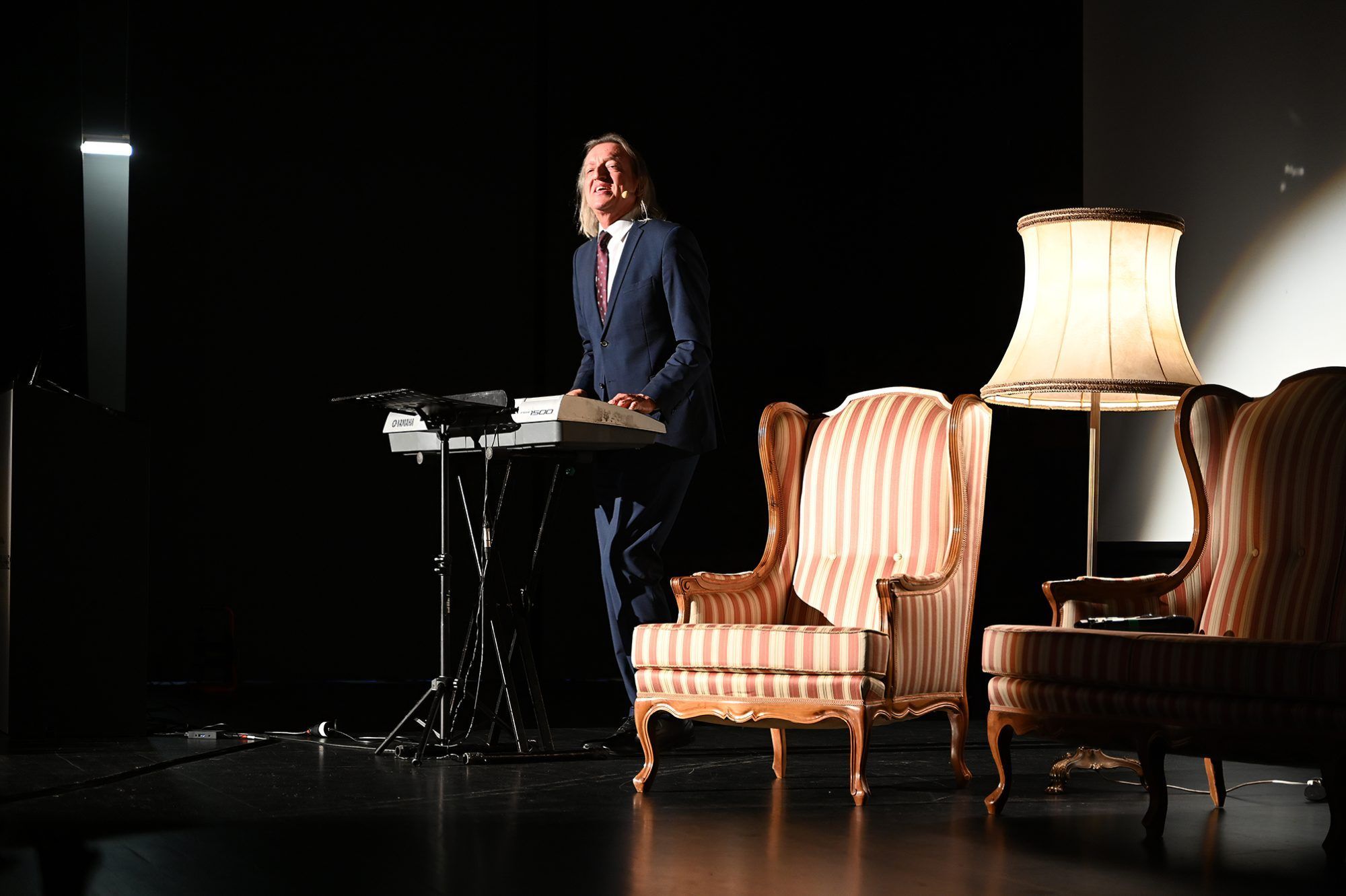 Markus Linder moderierte schwungvoll, souverän und mit vielen Musikeinlagen.