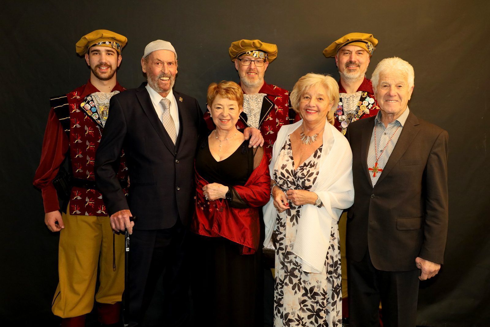 Raubritterball 2026, Bild der Generationen: Prinz Ferde der Erste (re) mit Gattin, Prinz Norbert der Zweite (2vl) mit Gattin, Komtur Wolfgang Schön (2vr), Vizekomtur Christian Fetz (mi) und Ritter Jan (li), der an diesem Abend zum Ritter geschlagen wurde.