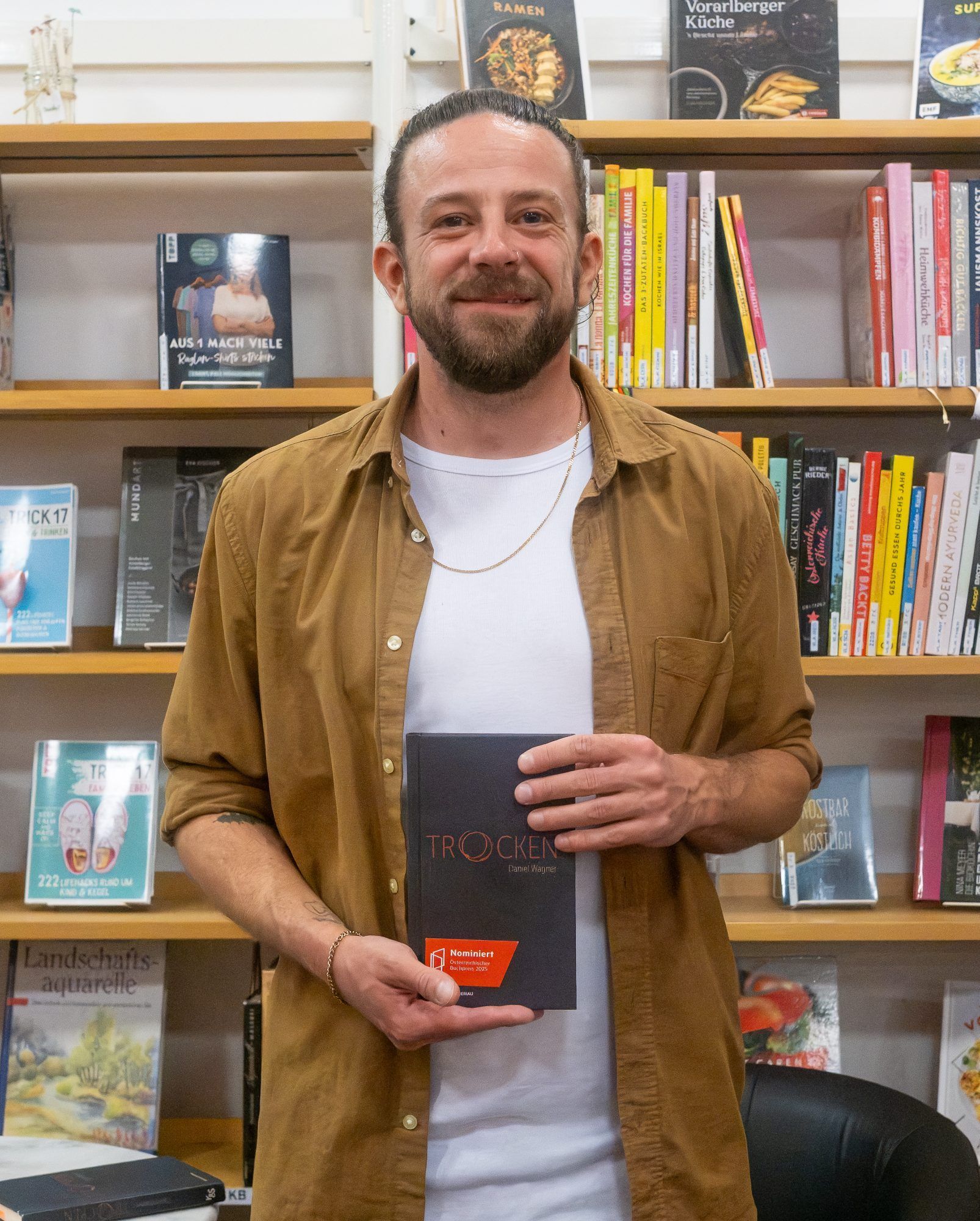 Autor Daniel Wagner zeigt sein Buch 