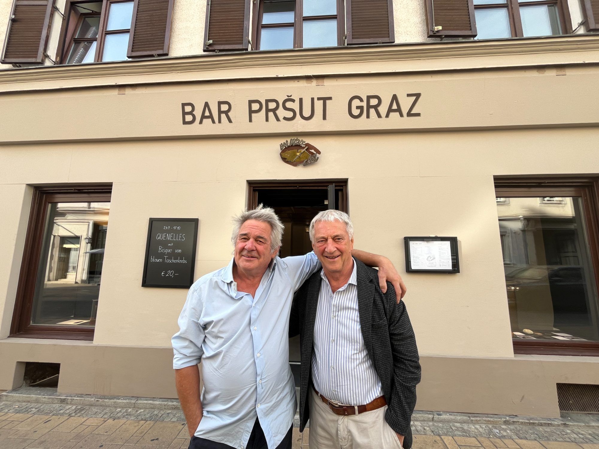 Gelungenes Bar-Projekt: Der Künstler und sein Mäzen Reinhard Diethardt vereint.