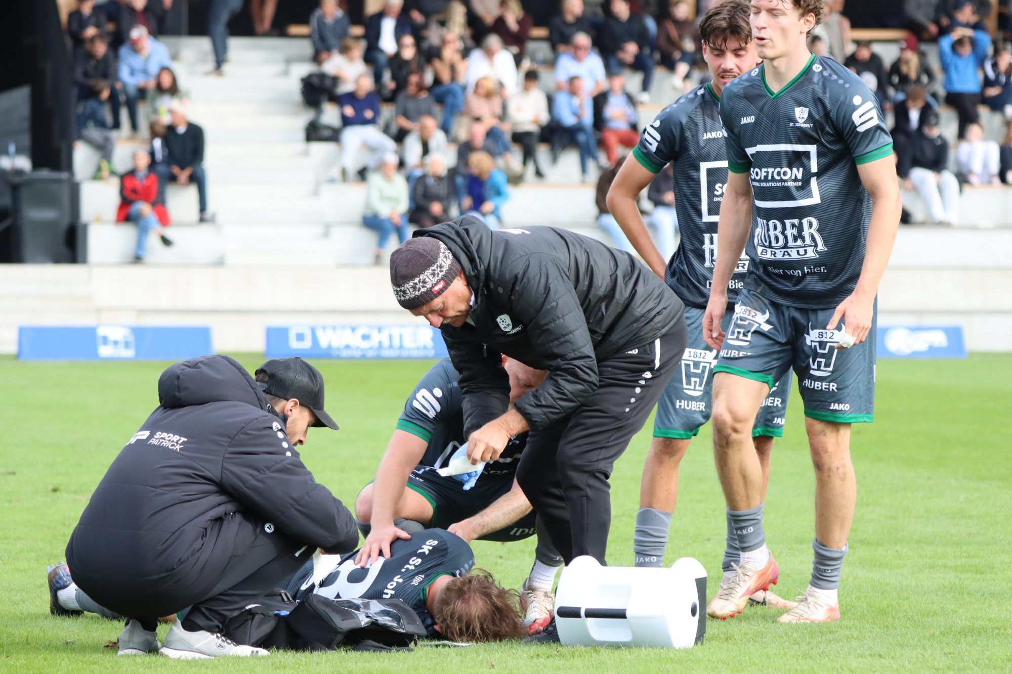Schreckmoment in Röthis, zwei Spieler verletzt. VN-TK/5