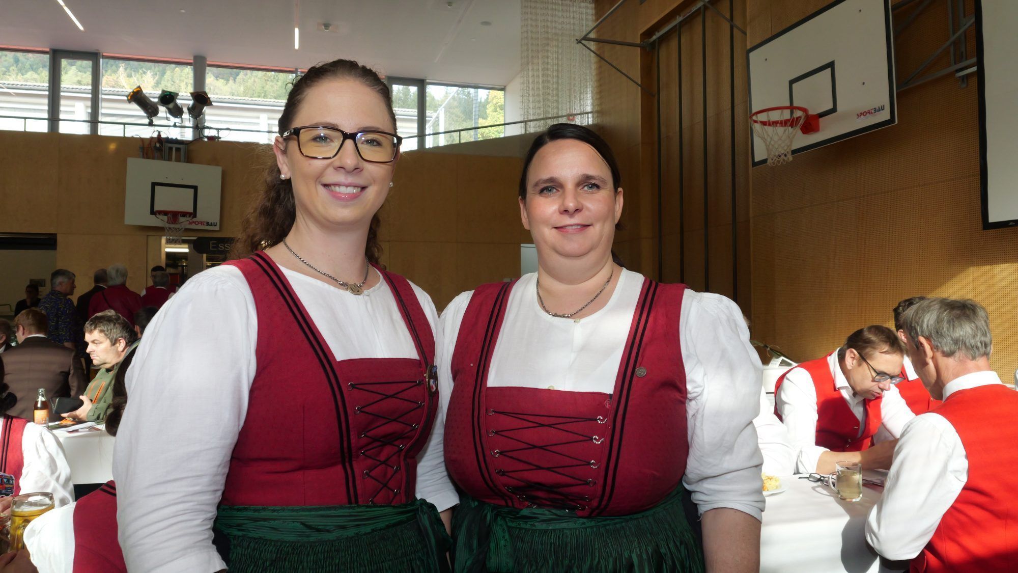 Feierten den Frühschoppen: Nathalie Koch und Sabine Bertsch von der Harmoniemusik Tisis-Tosters.