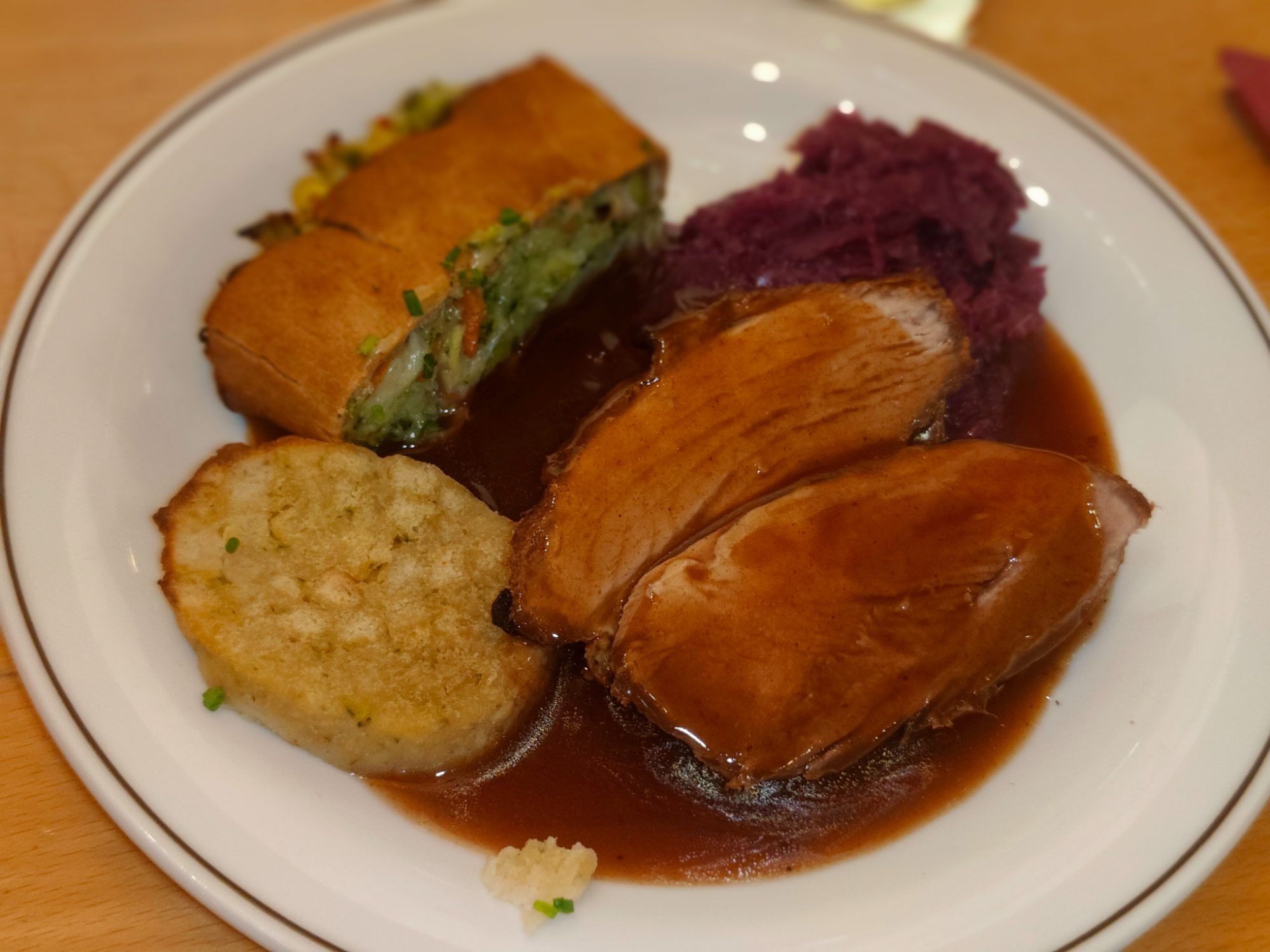 Kulinarik trifft Kabarett: Ein feiner Schweinebraten mit Bratensauce, Blaukraut und herzhaftem Gemüsestrudel verwöhnte die Gäste des unterhaltsamen Abends.