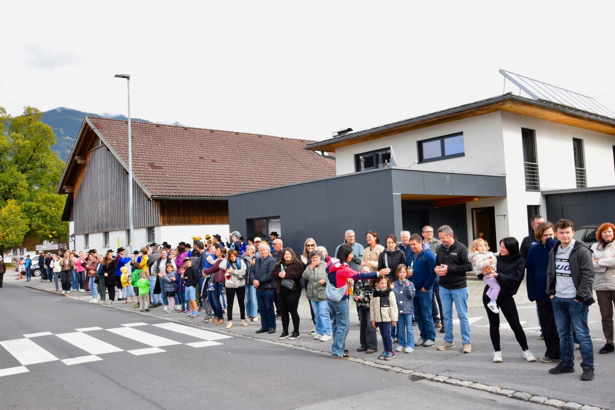 Festumzug mit verschiedenen Walgauer Musikvereinen und Walgauer Feuerwehren in der Bahnhofstraße Schlins. Anschließend musizierte die Gemeinde Musik Schlins neben den Fahnen der Musikkapellen und Feuerwehren im Festzelt beim Feuerwehrgerätehaus Schlins.